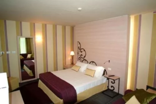 Photo of the whole room, Bed in El Homs Palace Hotel