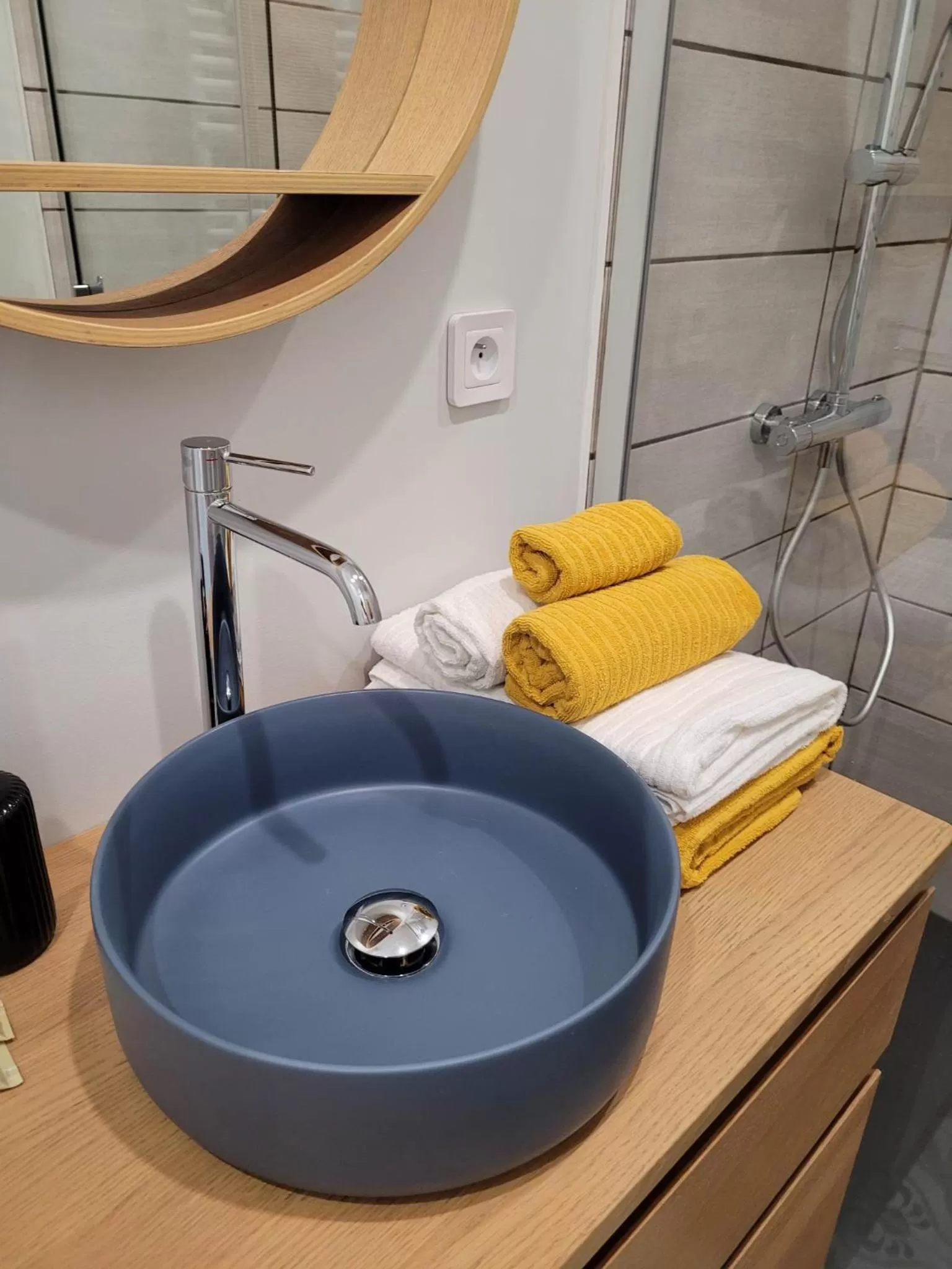 Shower, Bathroom in A L'OMBRE DE LA TREILLE -Proche Saint-Emilion