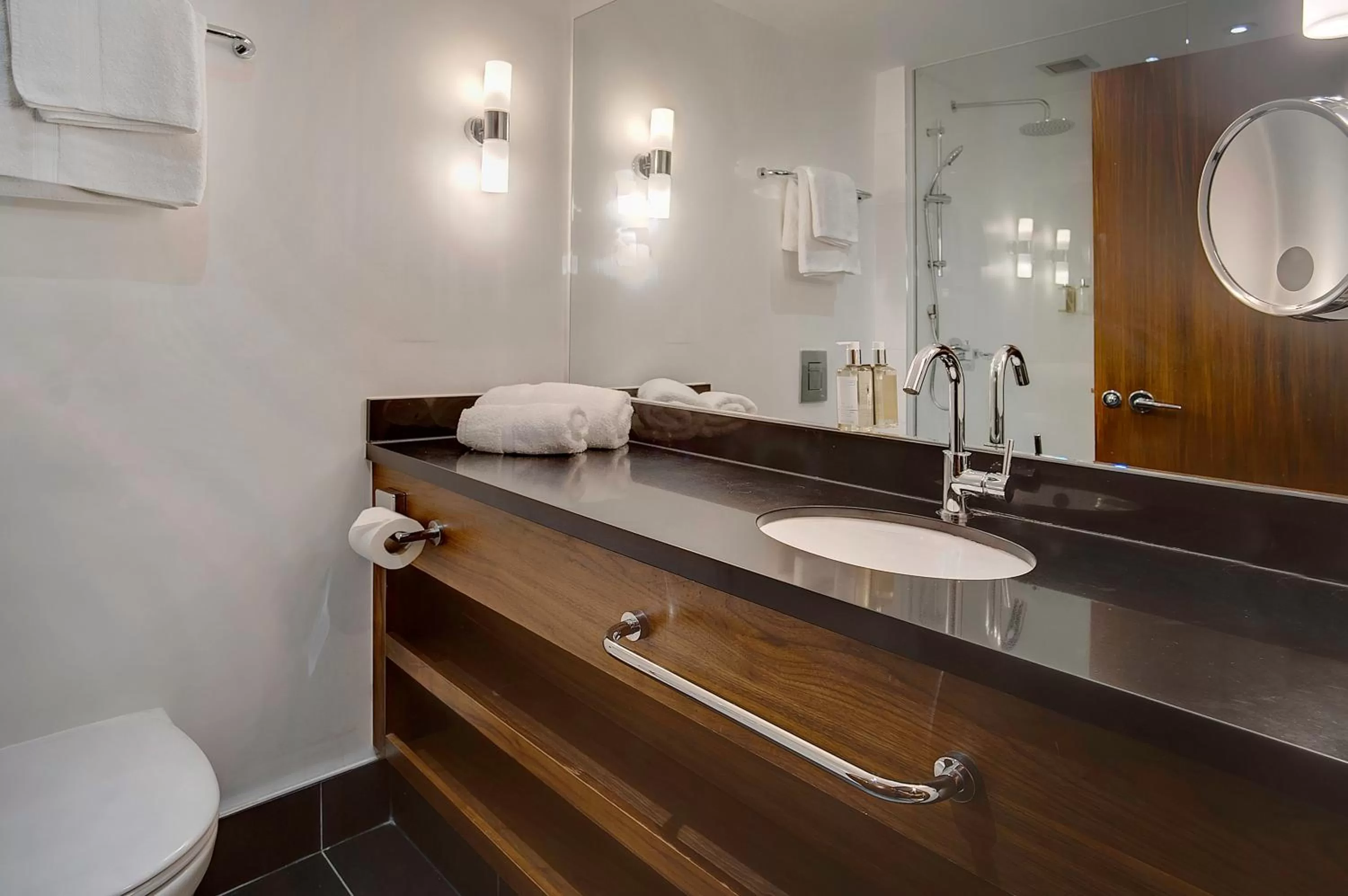 Bathroom in Sandman Signature London Gatwick Hotel