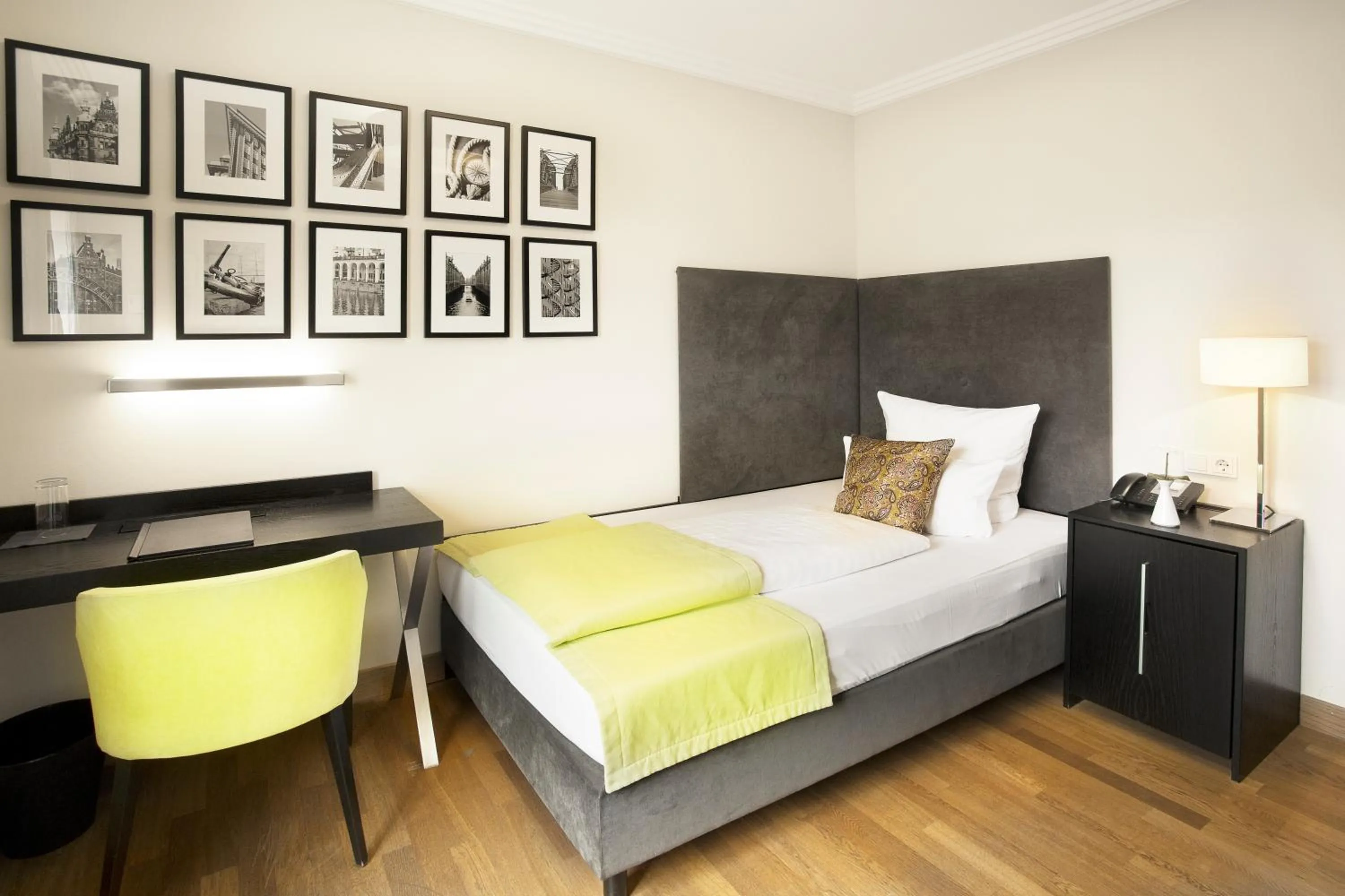 Photo of the whole room, Bed in Hotel Hamburger Hof