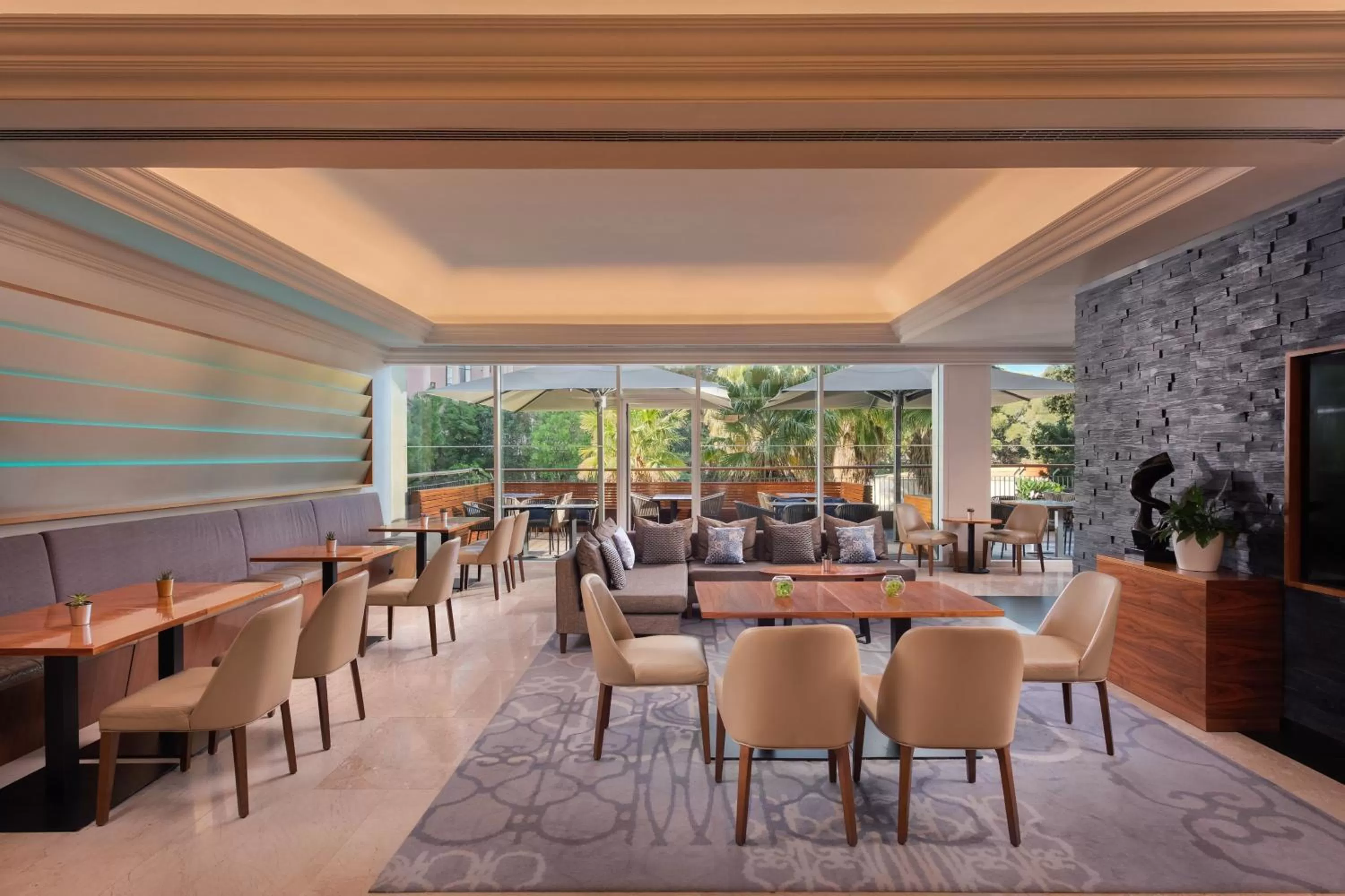 Lounge or bar in Lisbon Marriott Hotel