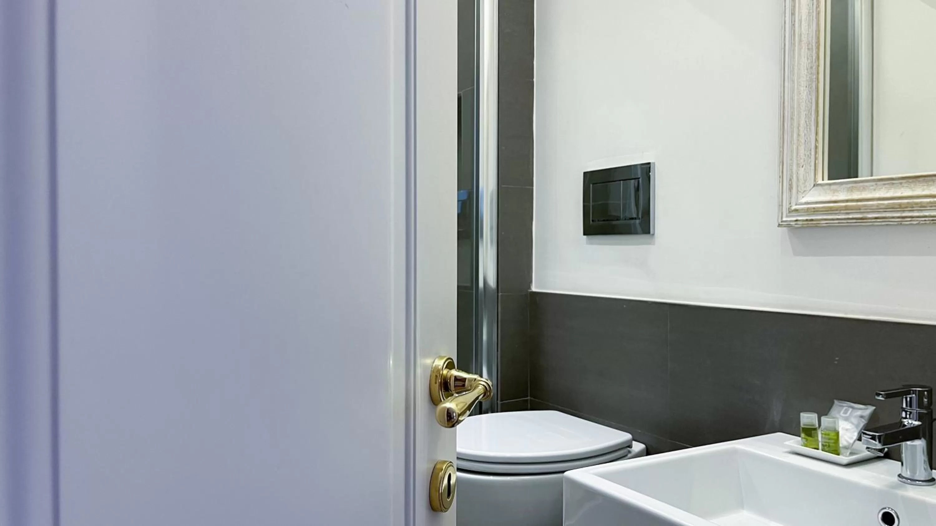 Bathroom in NTB Roma B&B