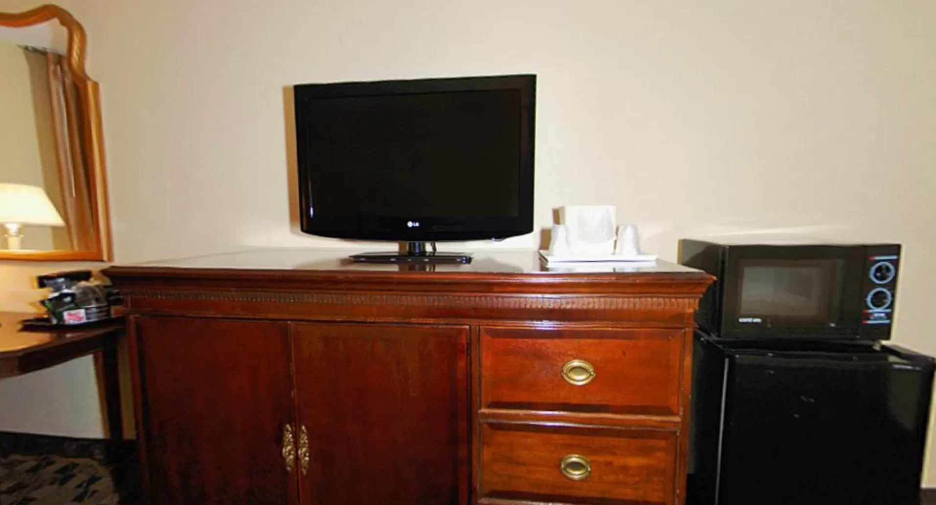 King Room - Accessible/Non-Smoking in Quality Inn Airport