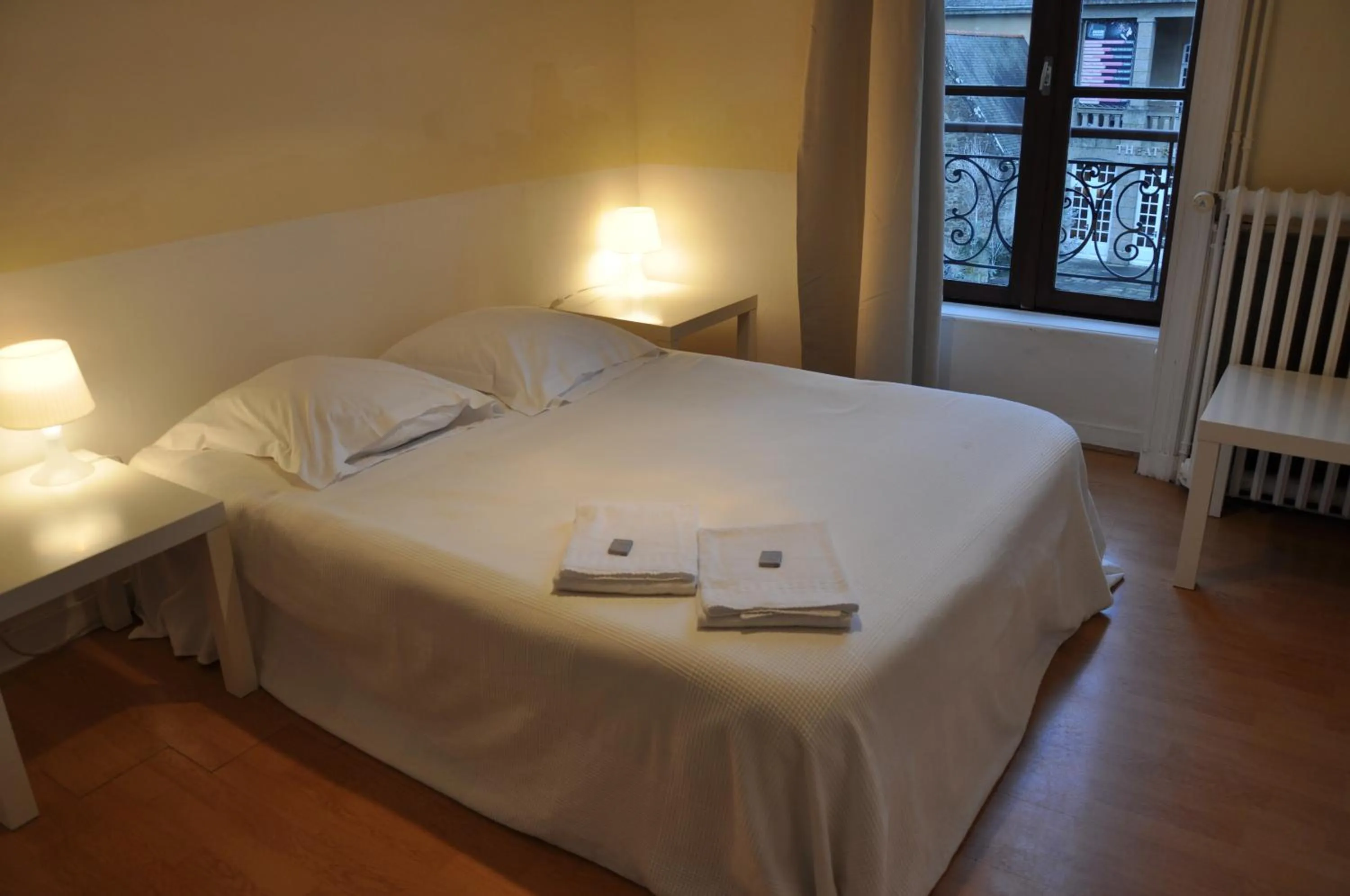 Photo of the whole room, Bed in Cafe Hotel du Theatre