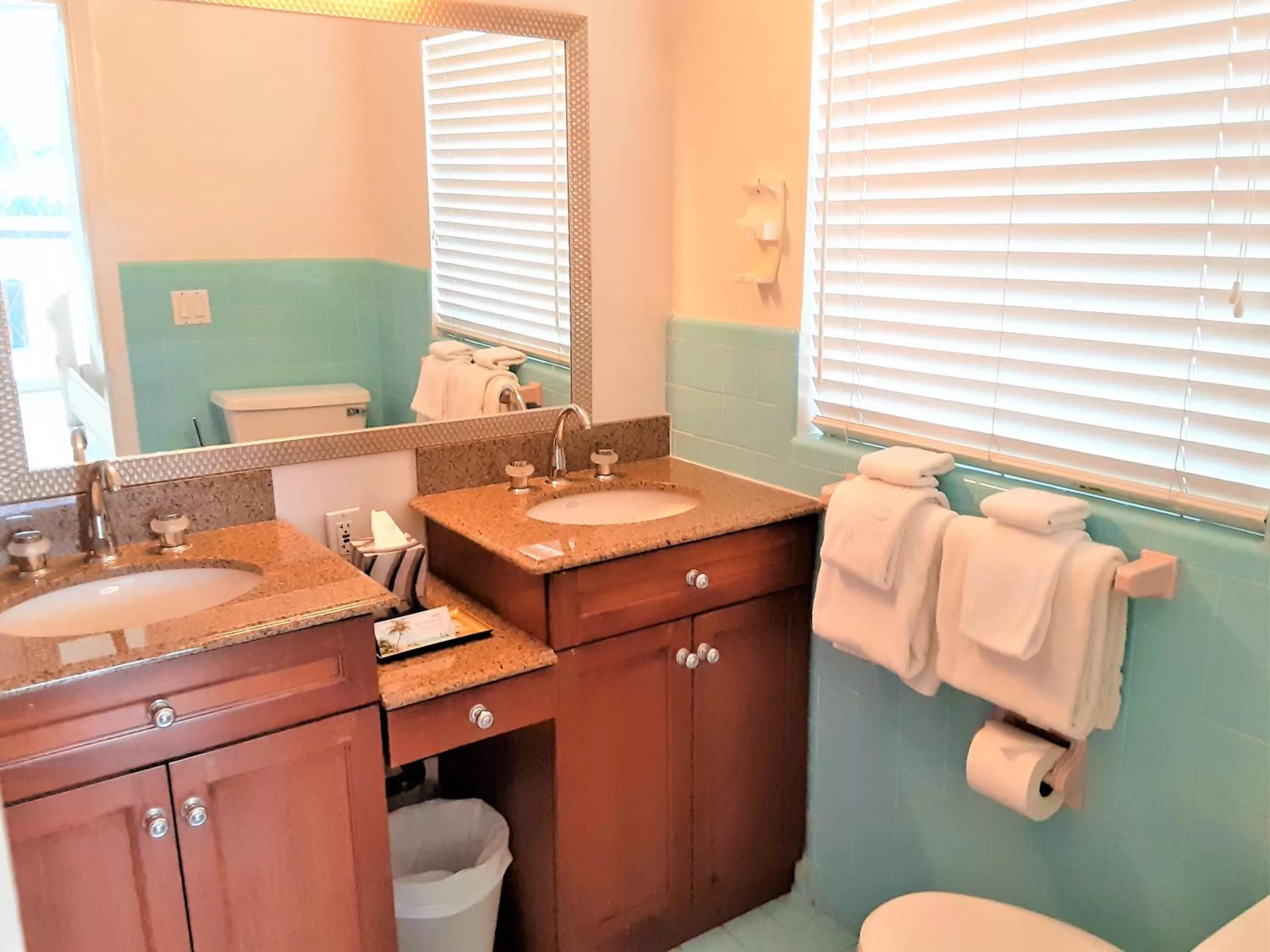 Toilet in Manhattan Tower Apartment Hotel