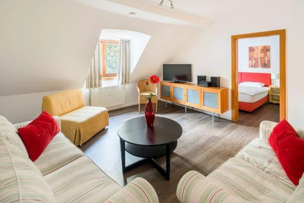 Living room, Bed in Hotel Am Nockherberg