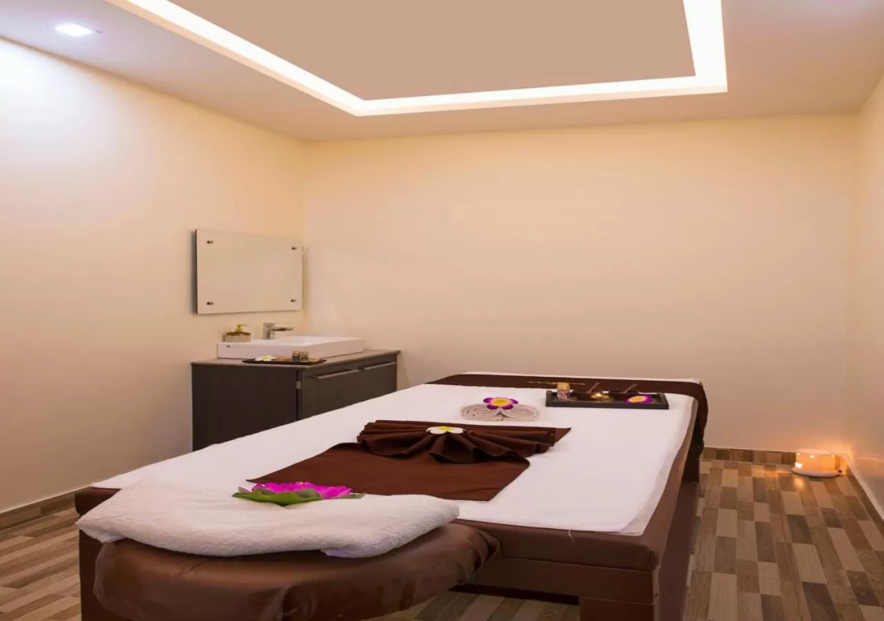 Spa and wellness centre/facilities, Bed in Clarks Inn Suites Katra