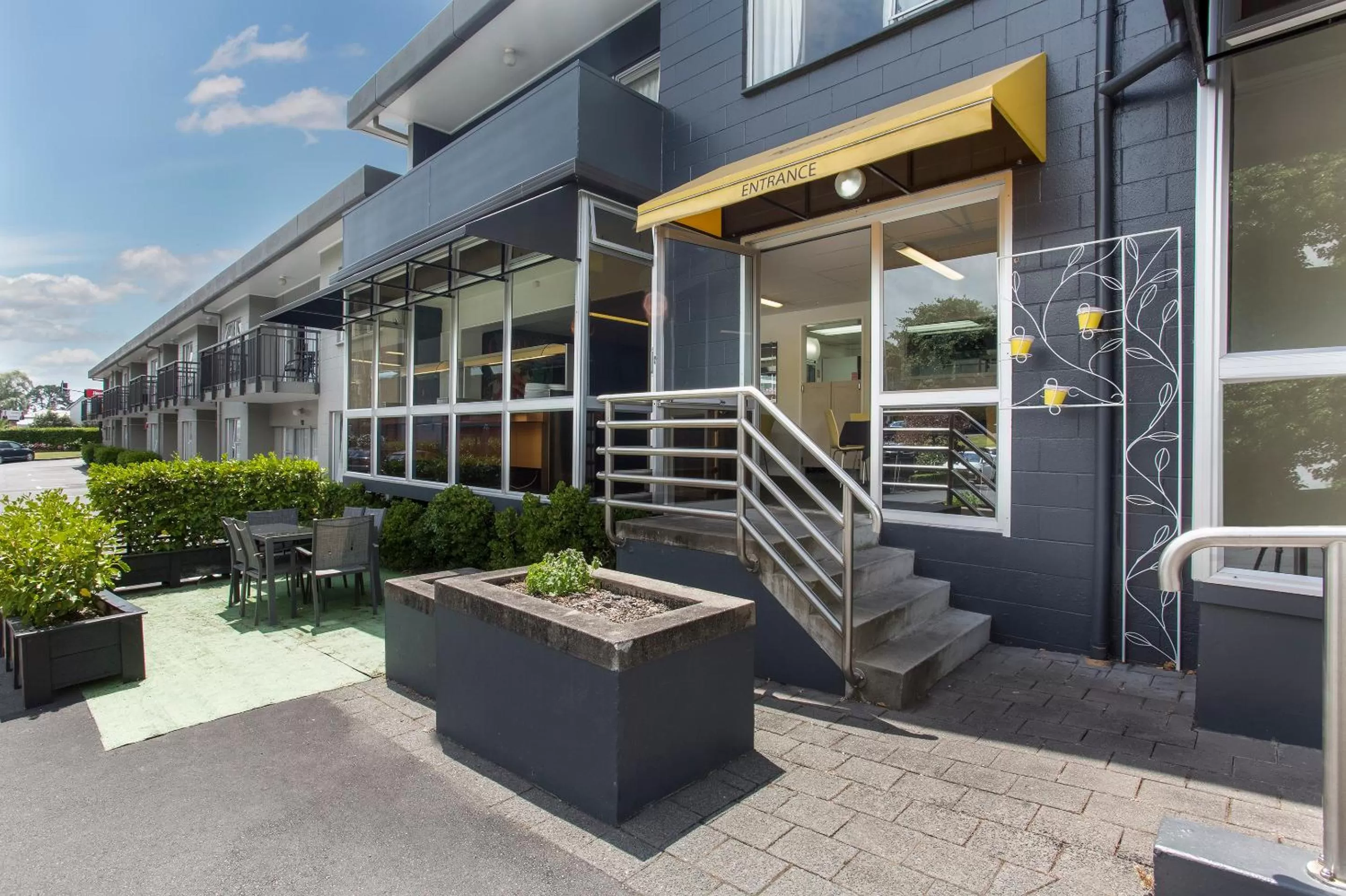 Restaurant/places to eat in Heartland Ambassador Hotel Hamilton