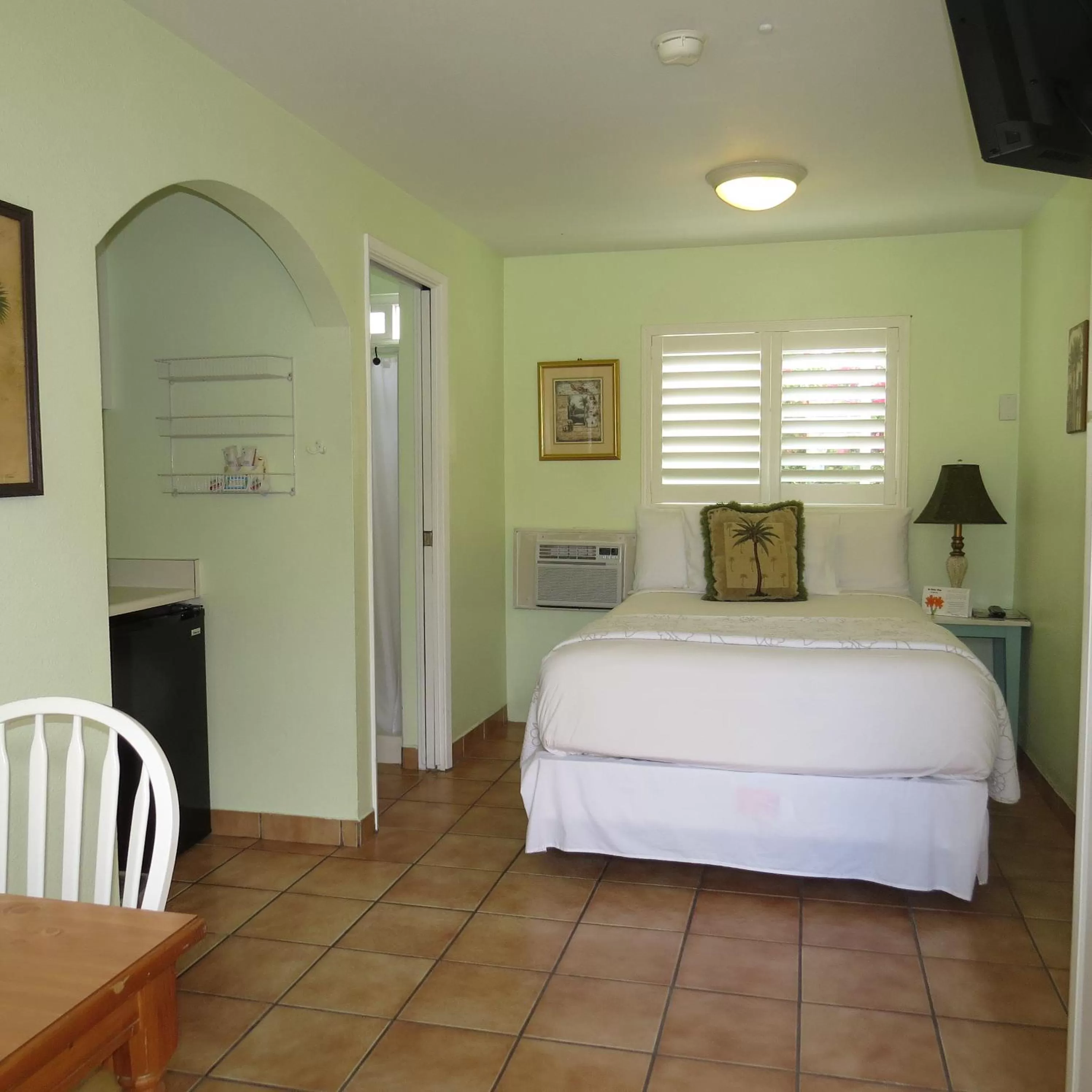 Patio, Bed in Leucadia Beach Inn