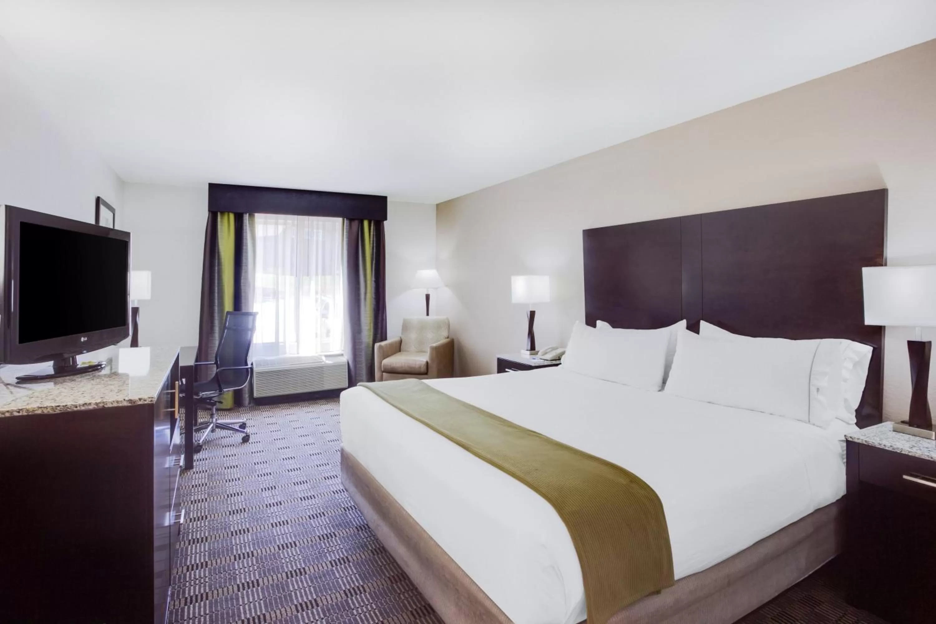 Photo of the whole room, Bed in Holiday Inn Express Hotel & Suites Mebane by IHG