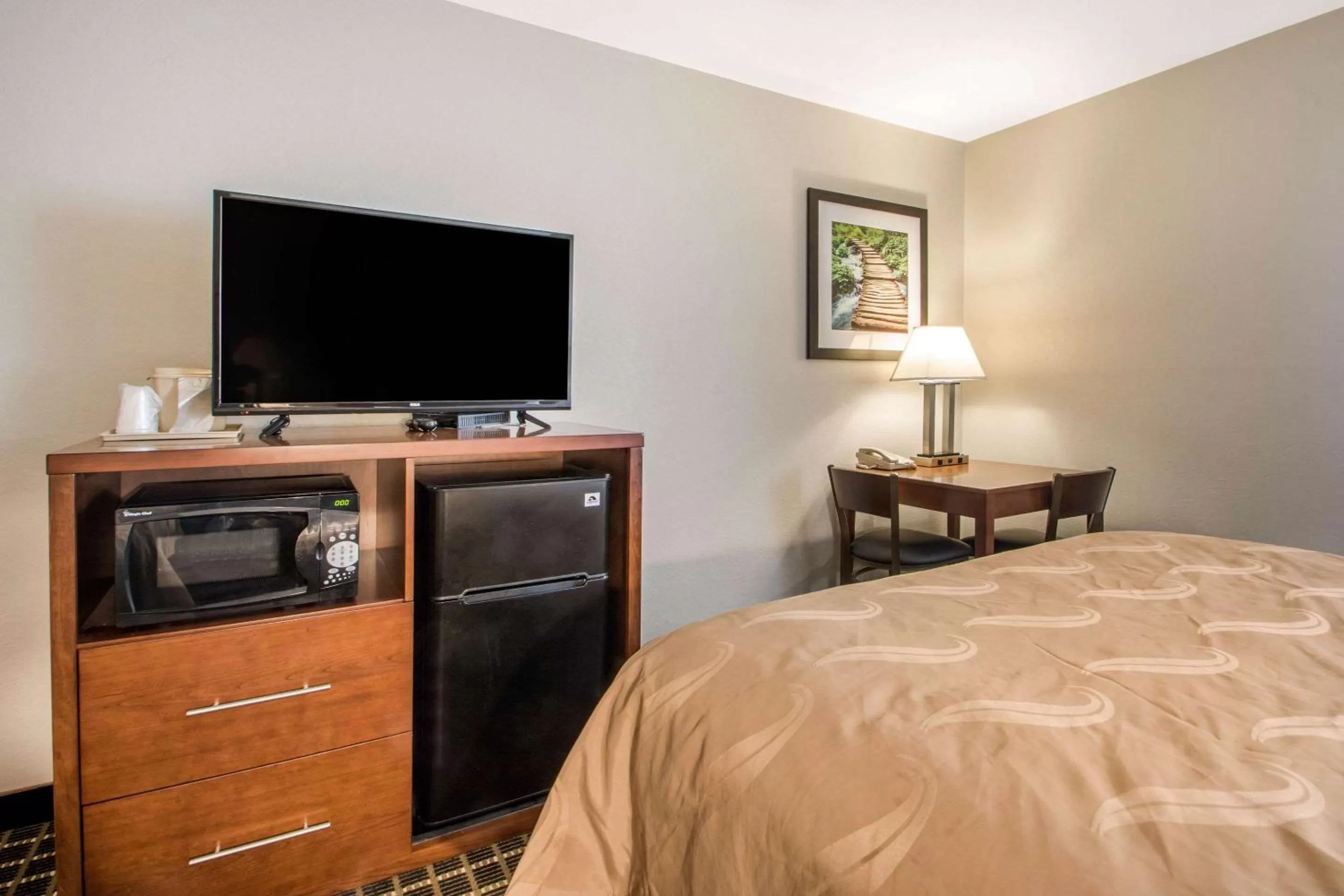 Photo of the whole room, Bed in Quality Inn Madison West Near University Area