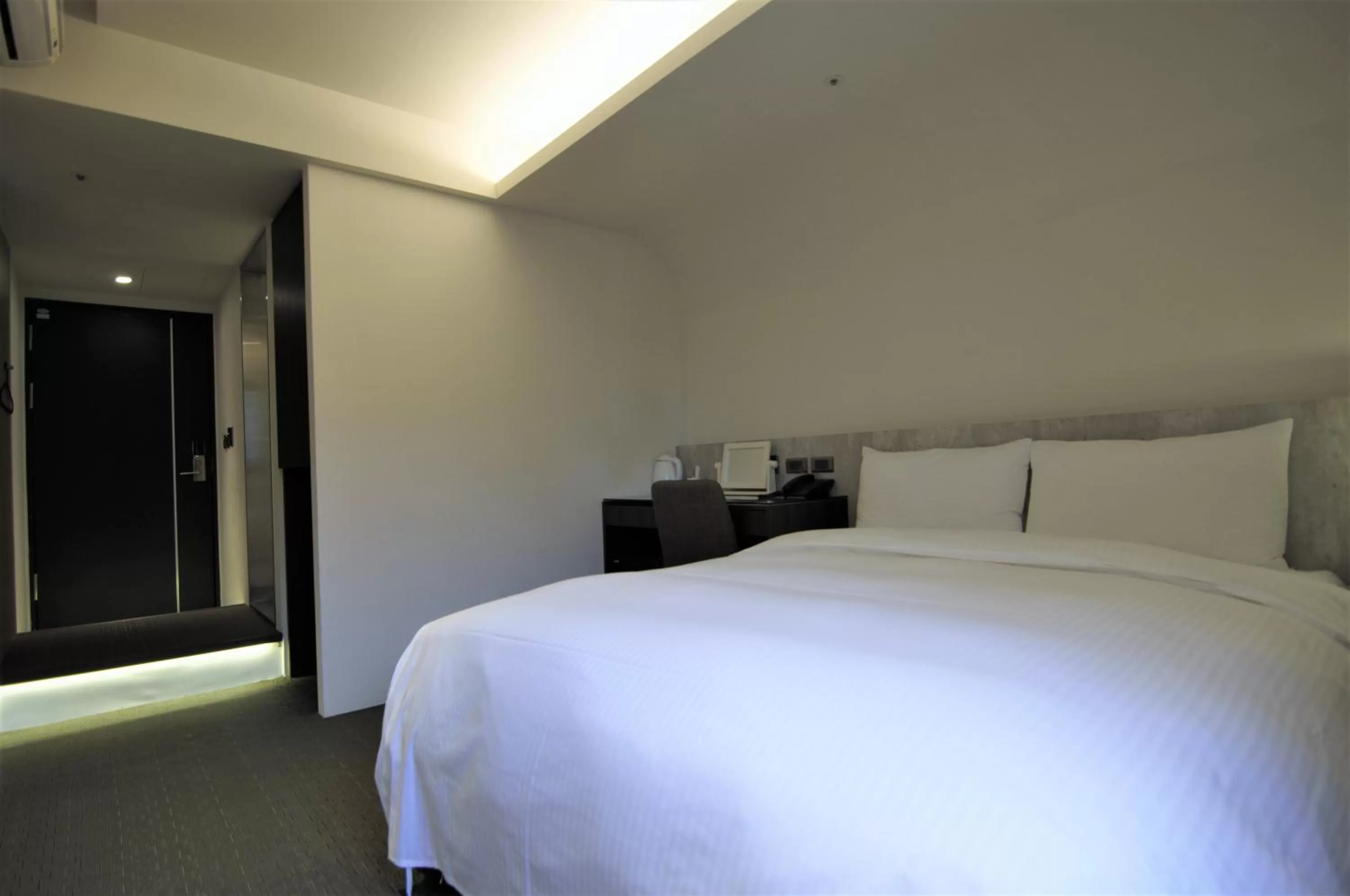 Photo of the whole room, Bed in 泊居旅店二館 Oursinn Hotel 2