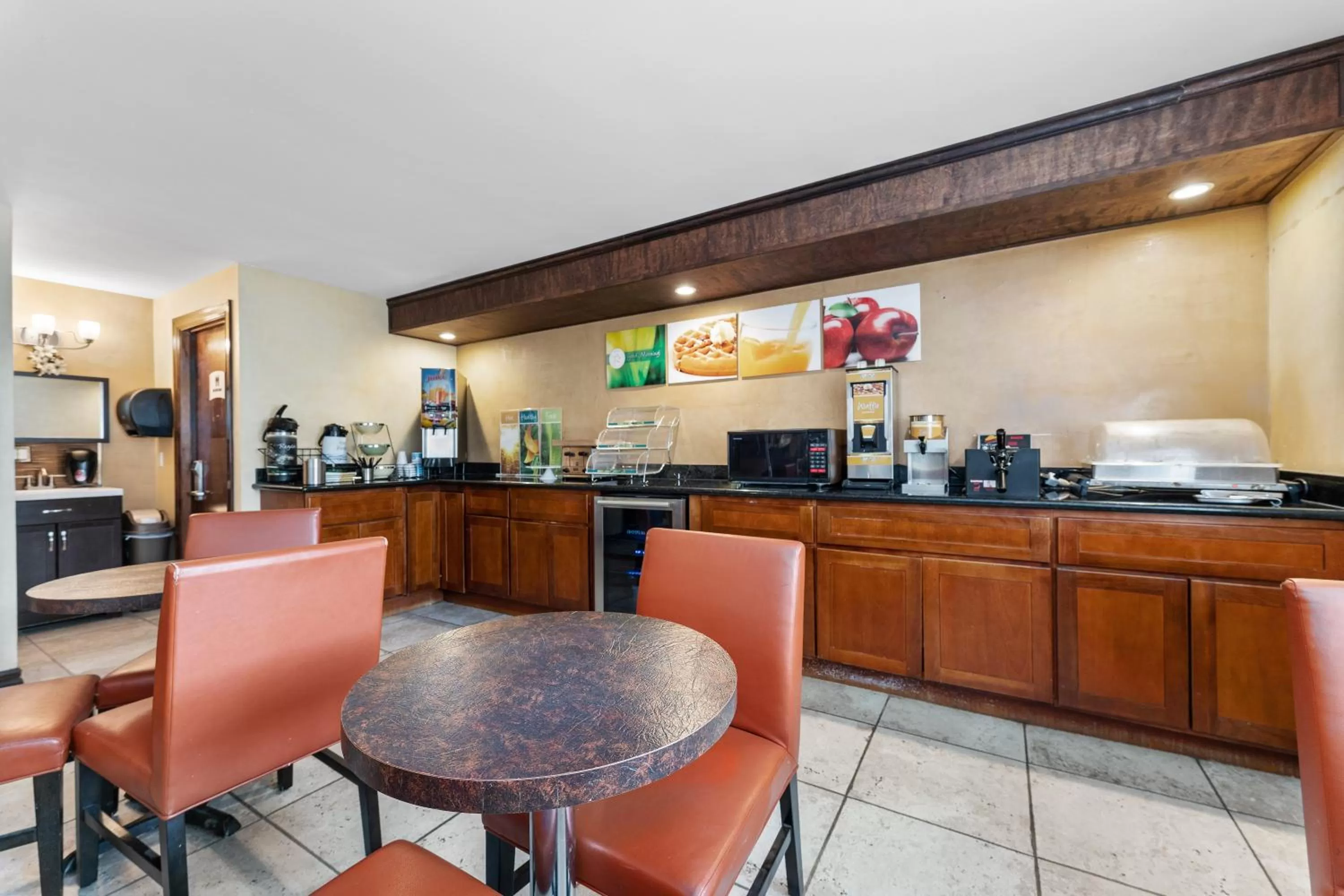 Breakfast in Quality Inn & Suites Okanogan - Omak
