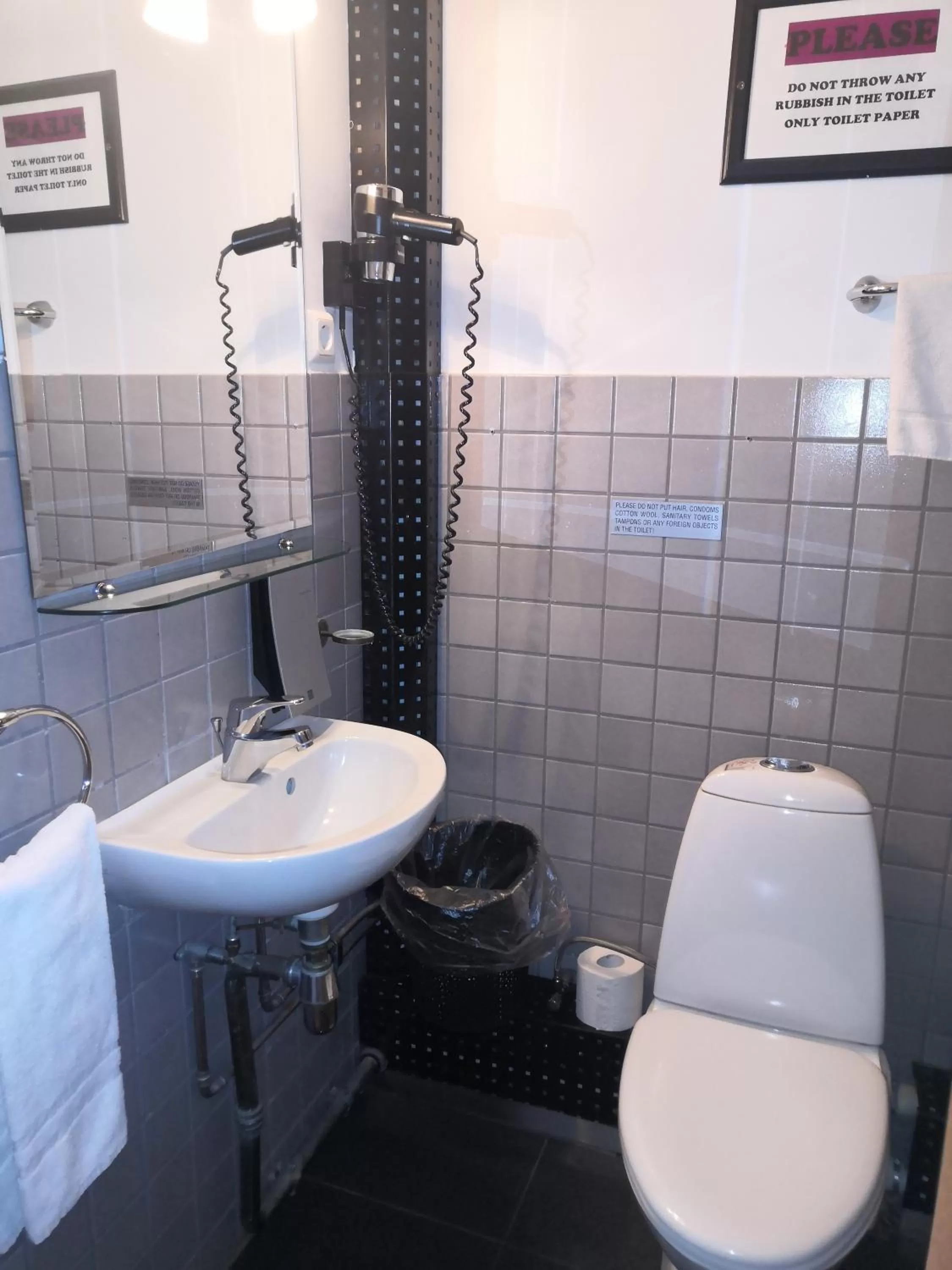 Toilet in 101 Guesthouse Hotel