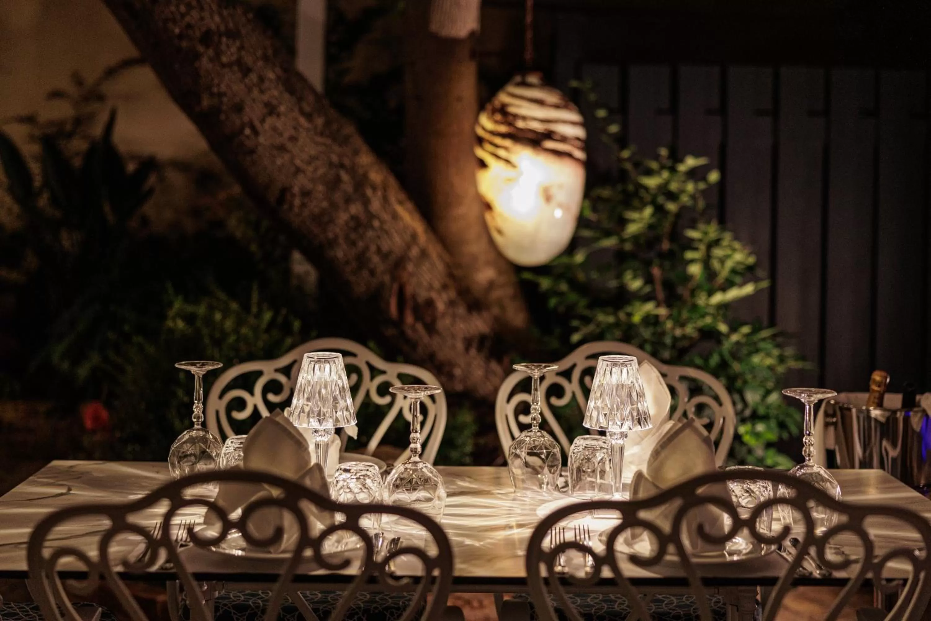 Restaurant/places to eat in Acanthus blue