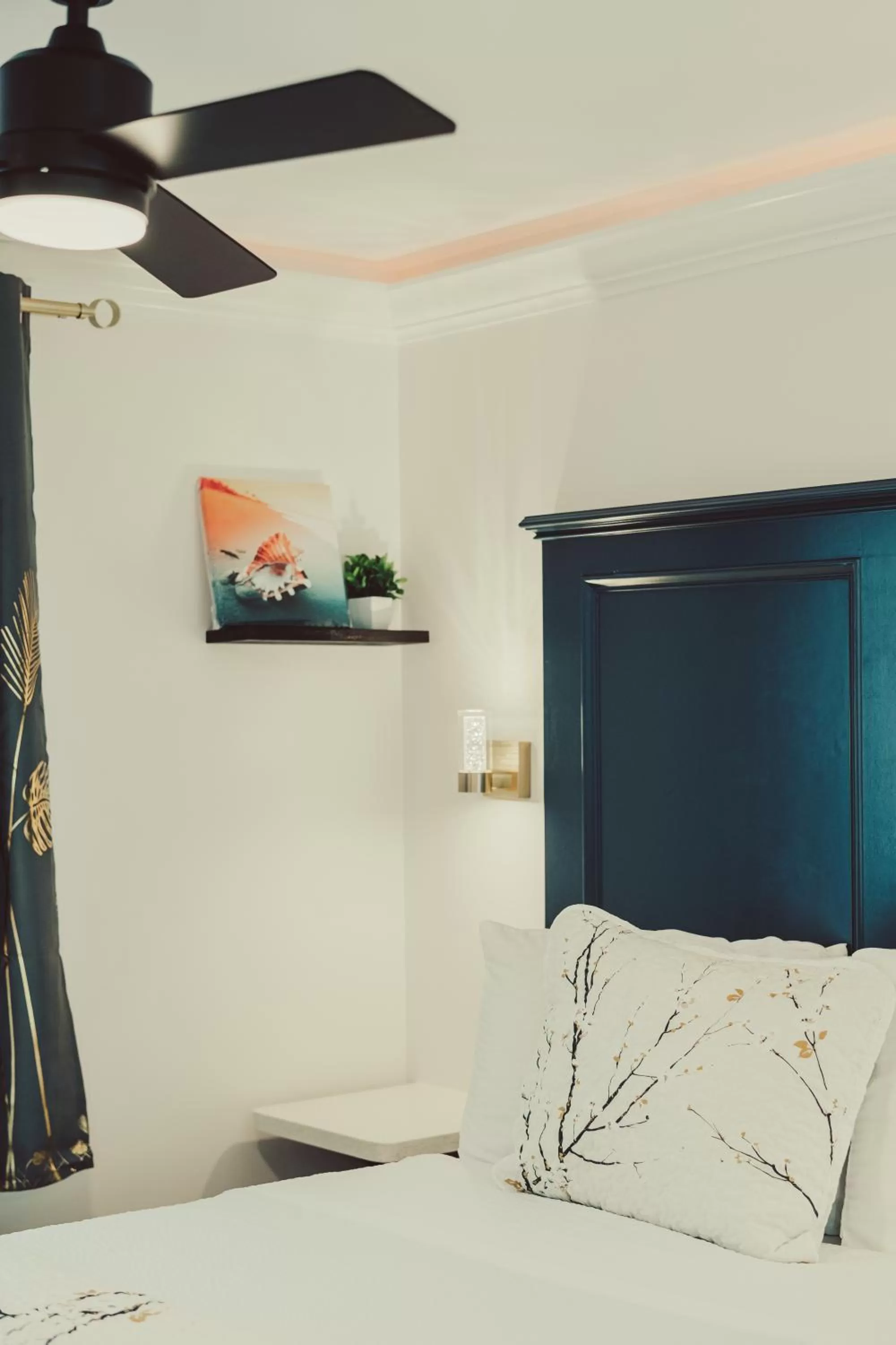 Bed in Blufftop Inn & Suites - Wharf/Restaurant District