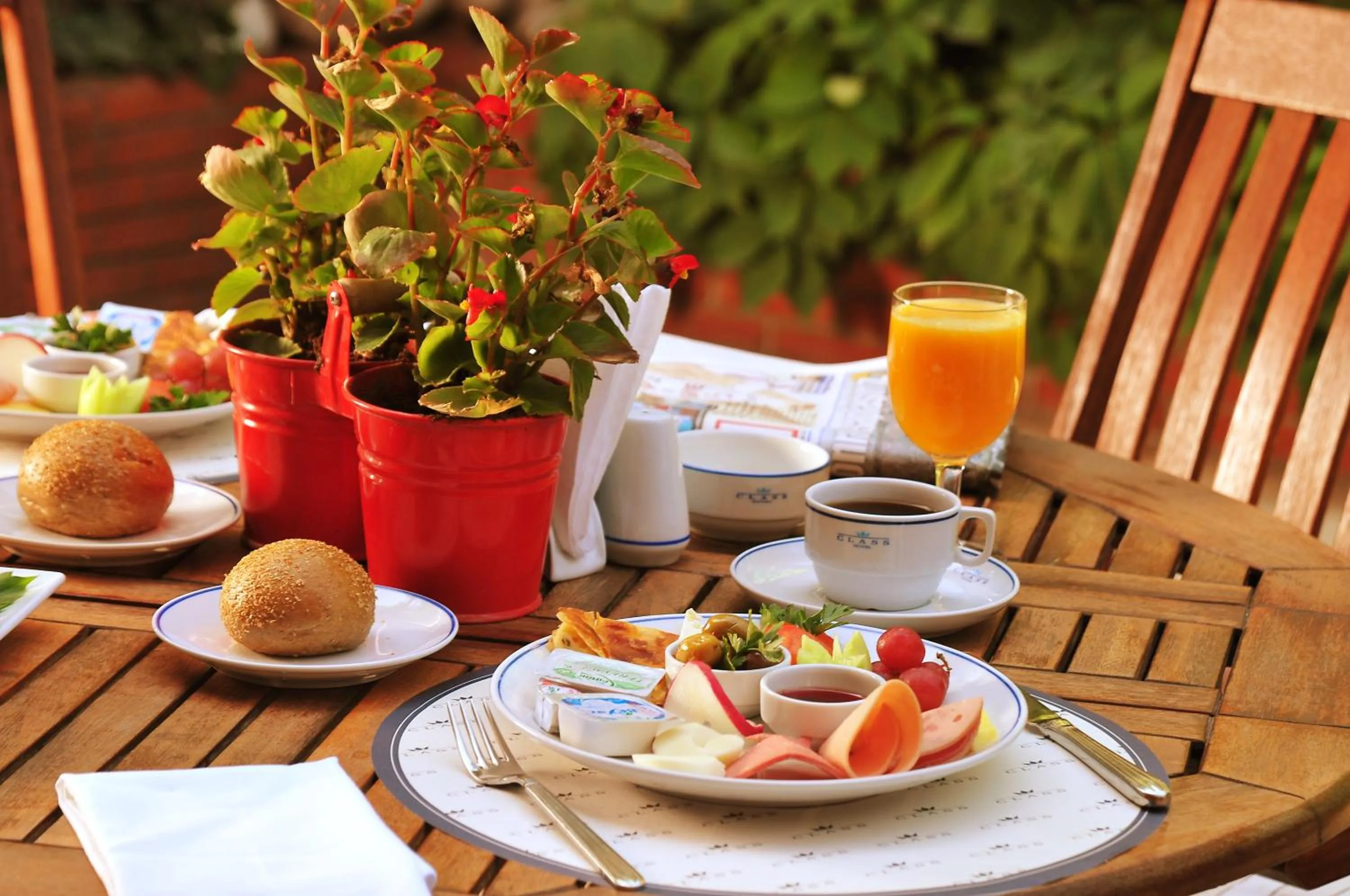 Restaurant/places to eat in Class Hotel