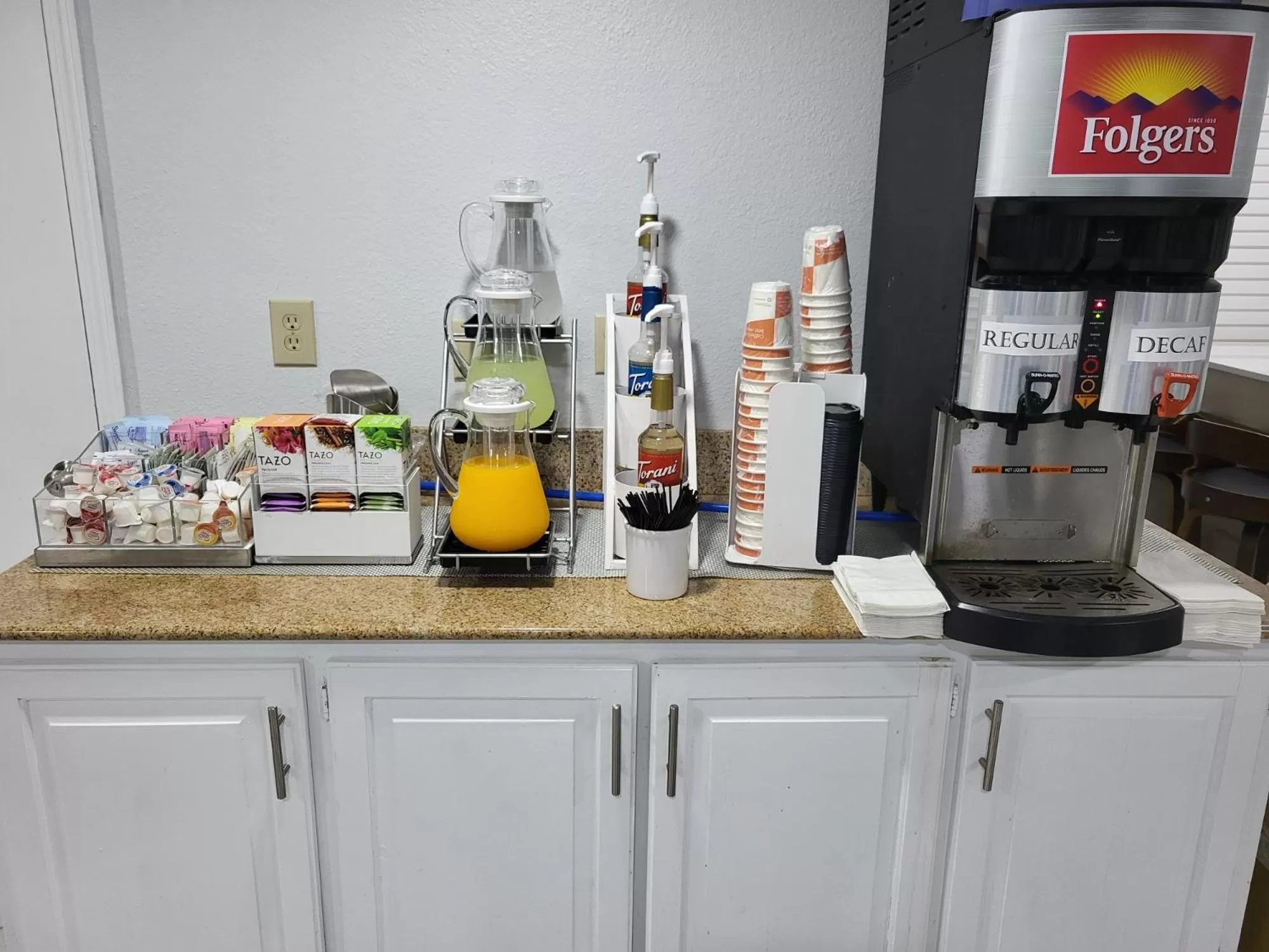 Coffee/tea facilities in Clarion Pointe Vidalia - Lyons West