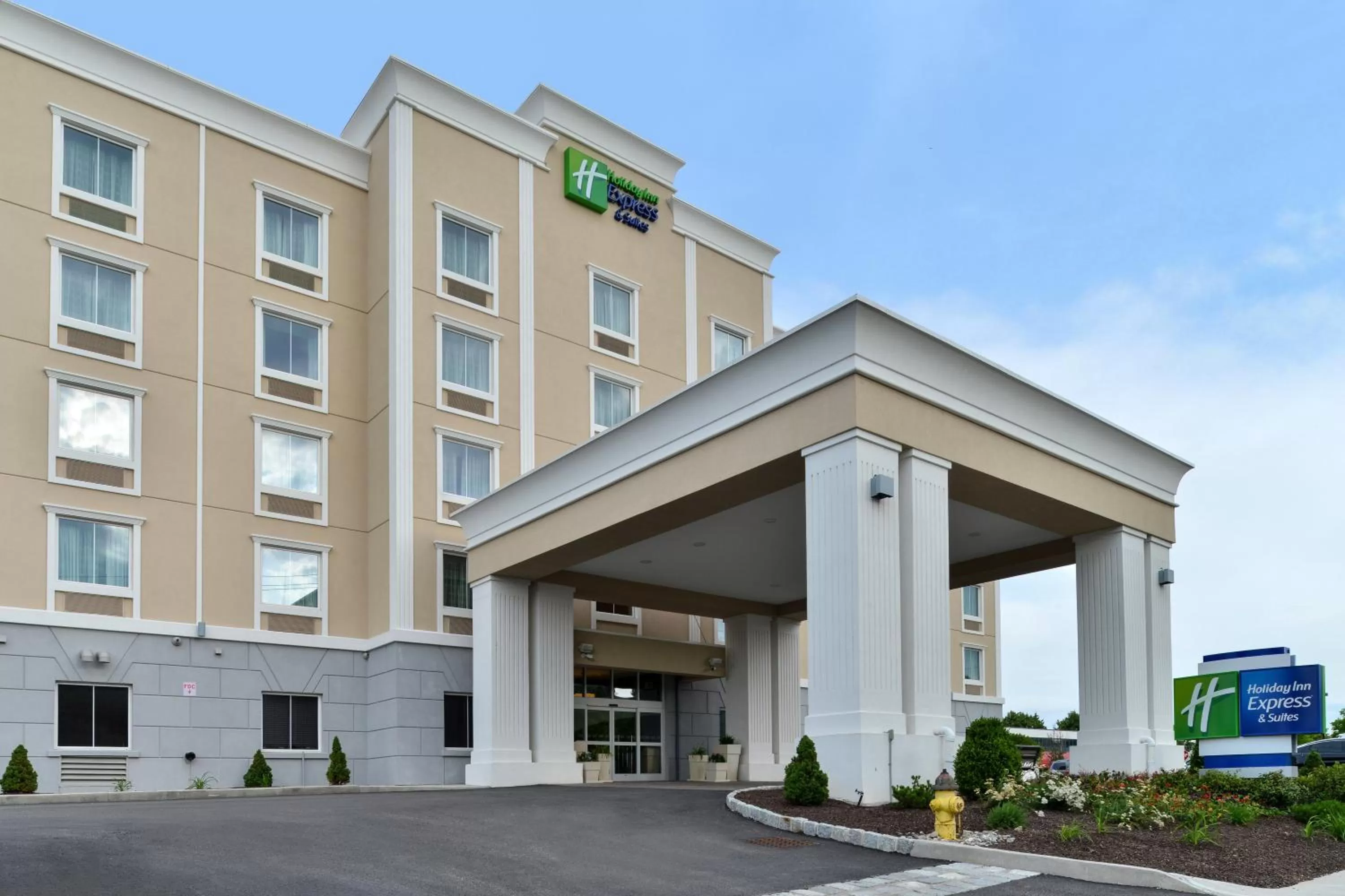 Property building in Holiday Inn Express & Suites Peekskill-Lower Hudson Valley by IHG