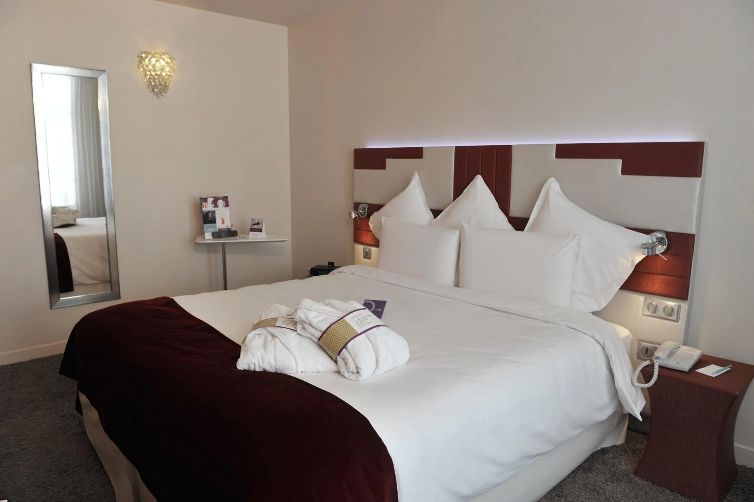 Photo of the whole room, Bed in Mercure Paris Opéra Faubourg Montmartre