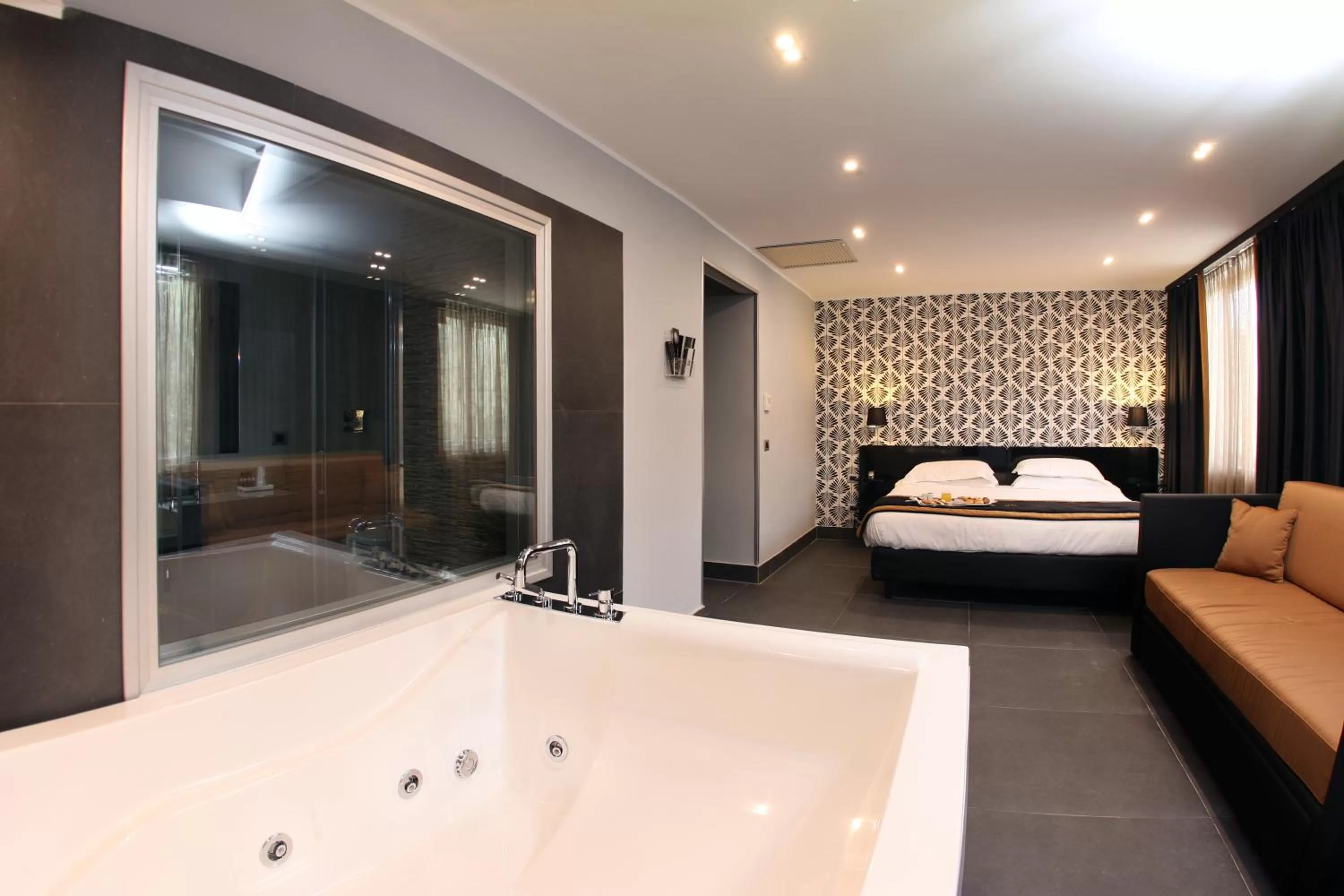 Hot Tub, Bed in Best Western JFK Hotel