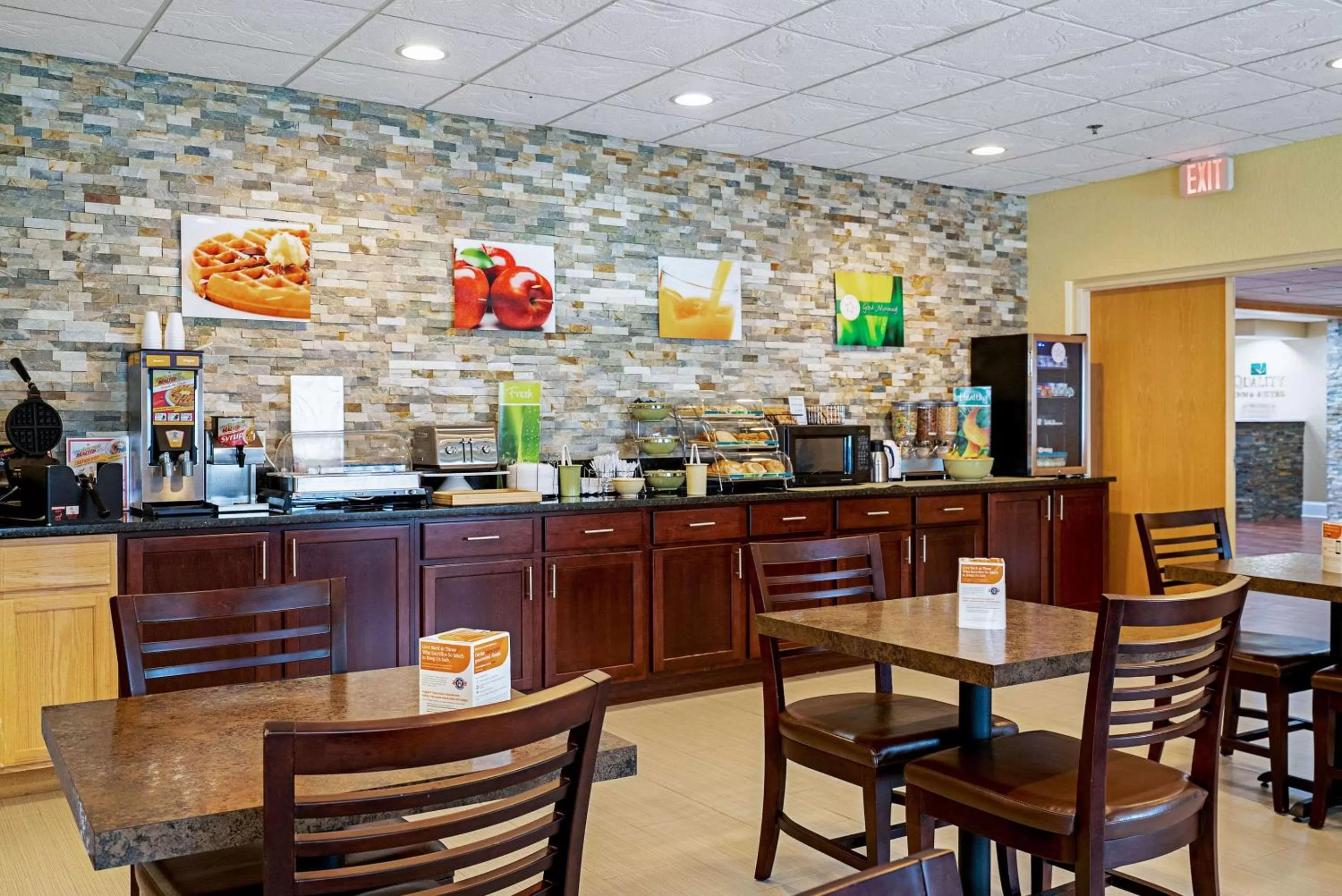 Restaurant/places to eat in Quality Inn & Suites Robbinsville