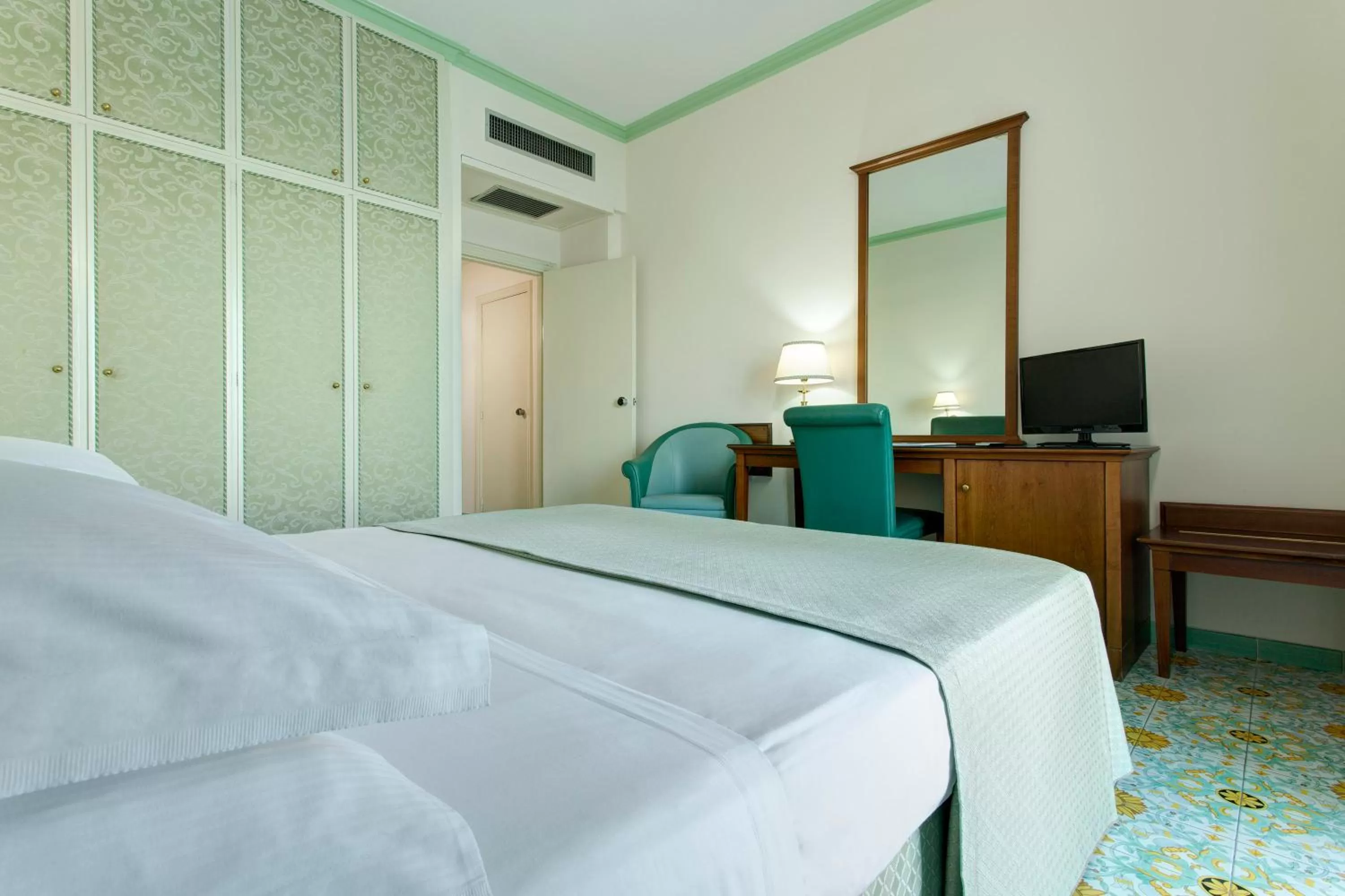 Photo of the whole room, Bed in Lloyd's Baia Hotel