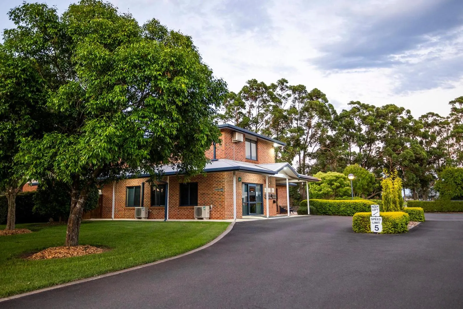 Property building in Hawkesbury Race Club Motel