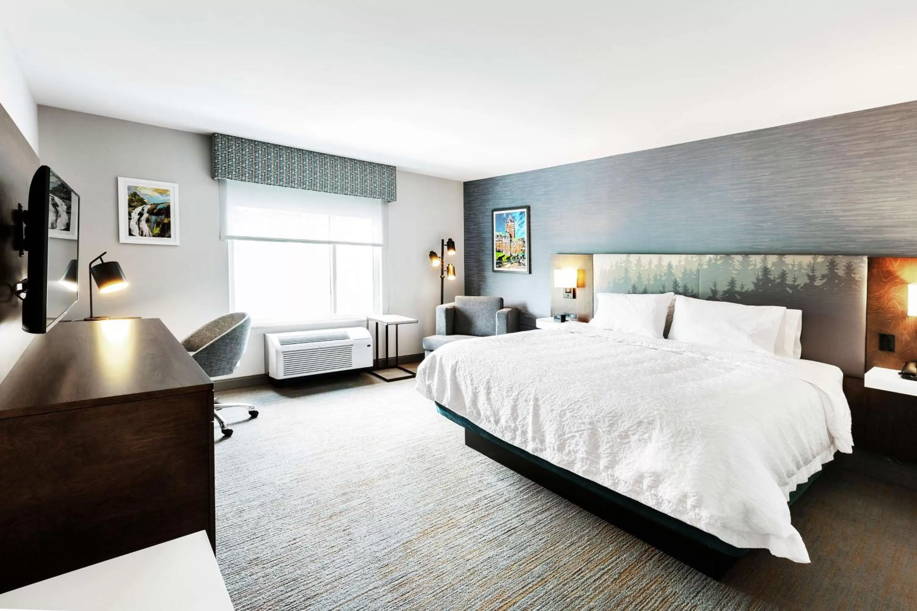 Bed in Hampton Inn & Suites by Hilton Québec - Beauport