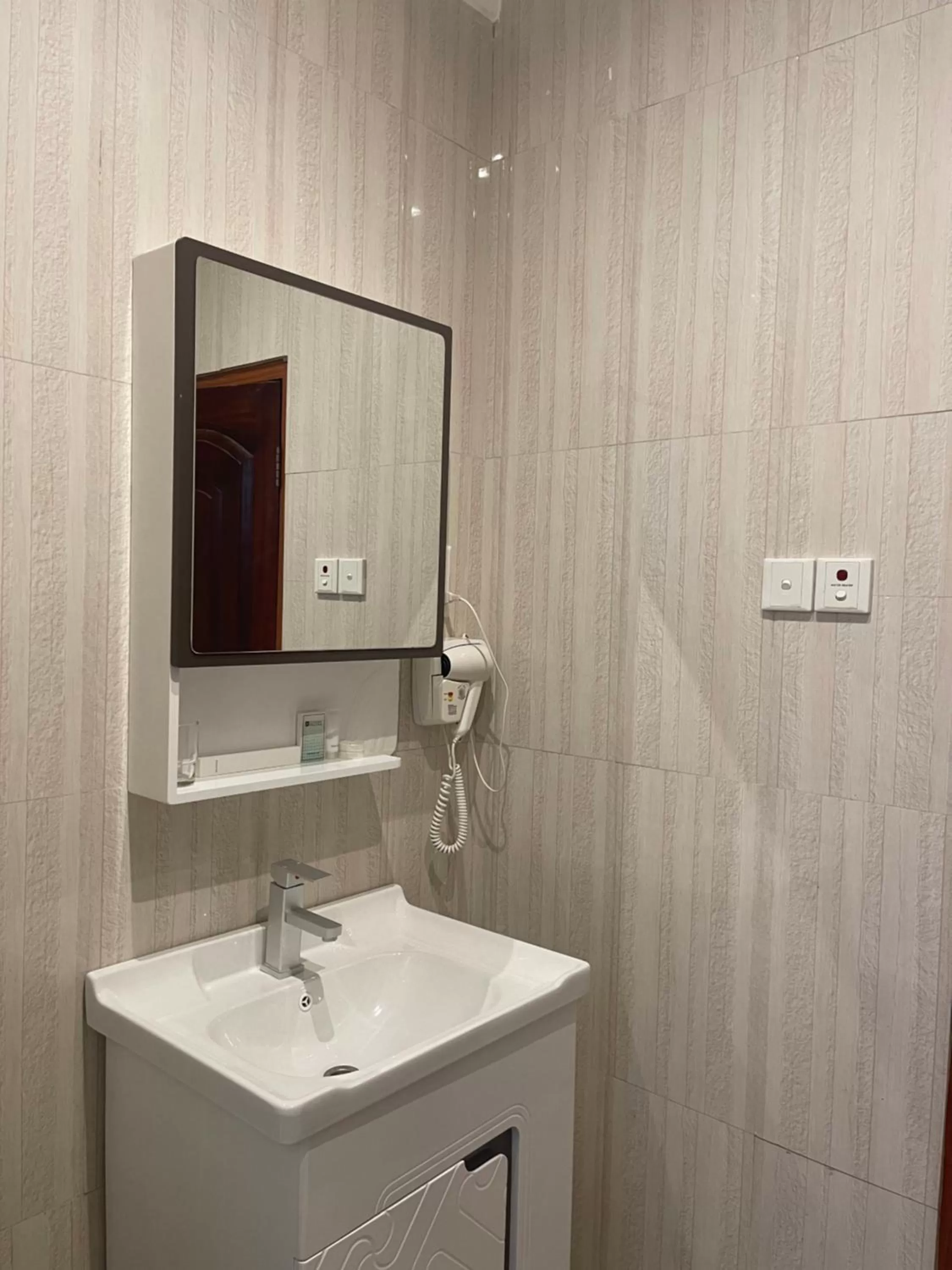 Bathroom in Airport West Hotel