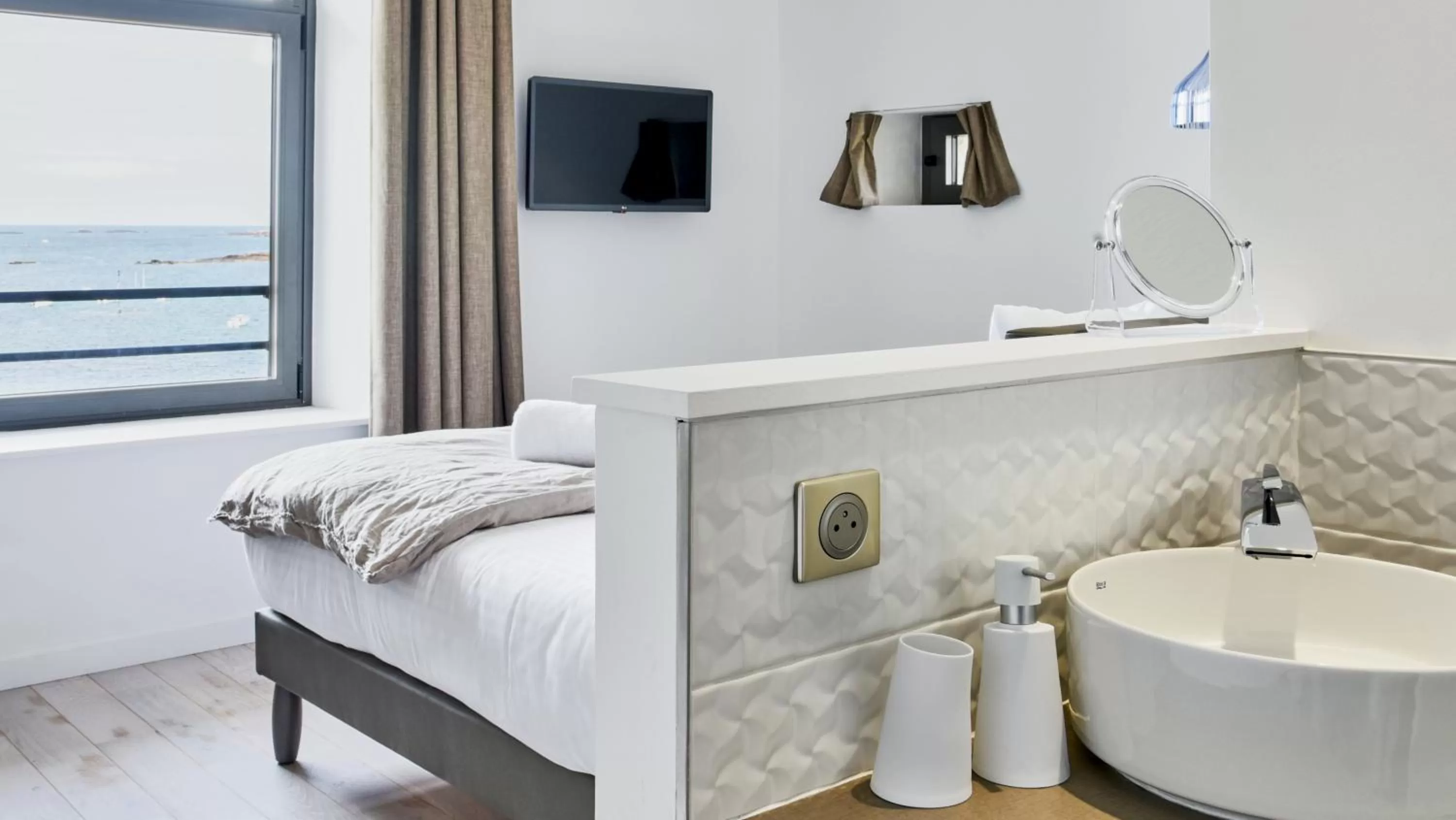 Photo of the whole room, Bed in Pavillon de la plage