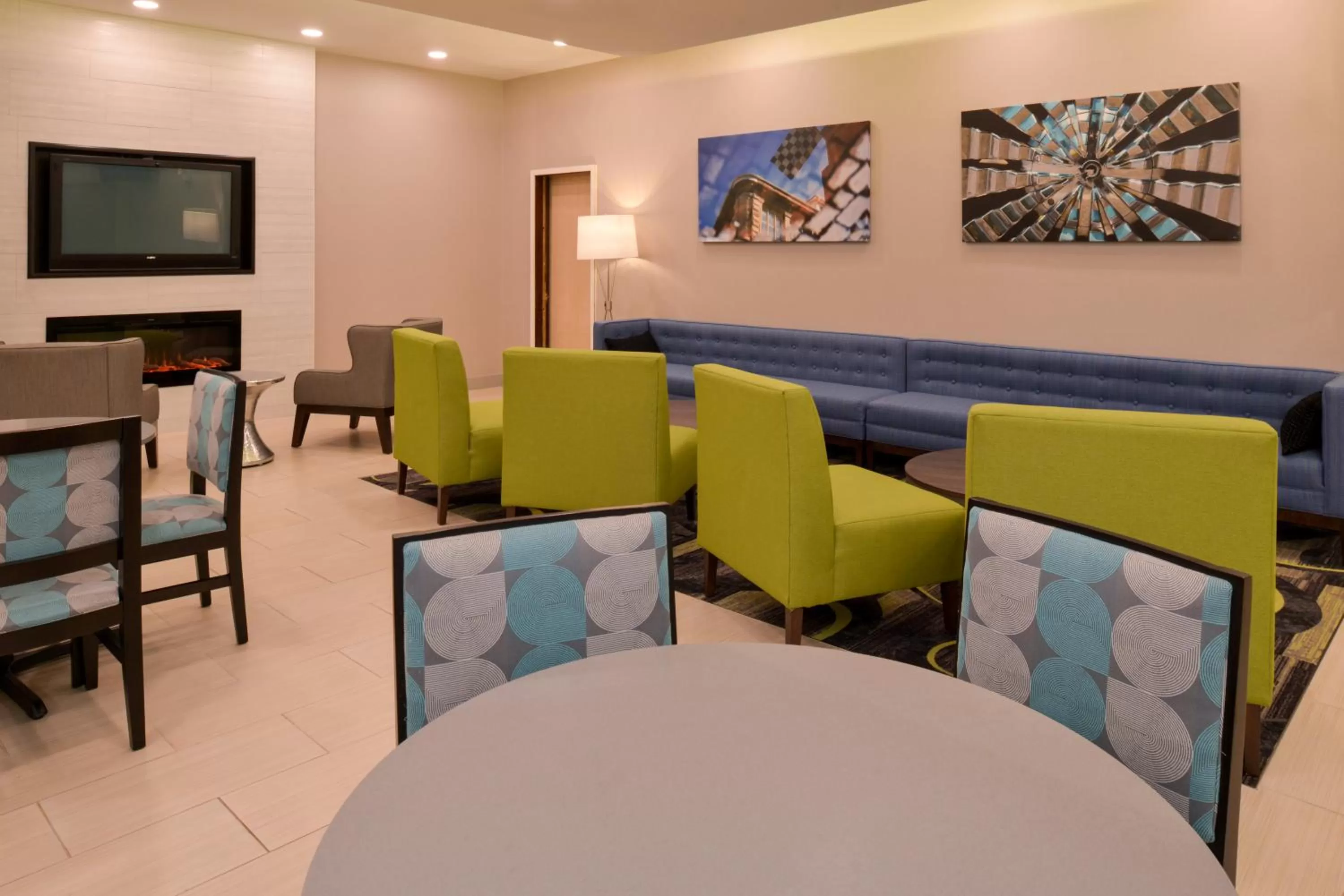 Lounge or bar in La Quinta by Wyndham Indianapolis South