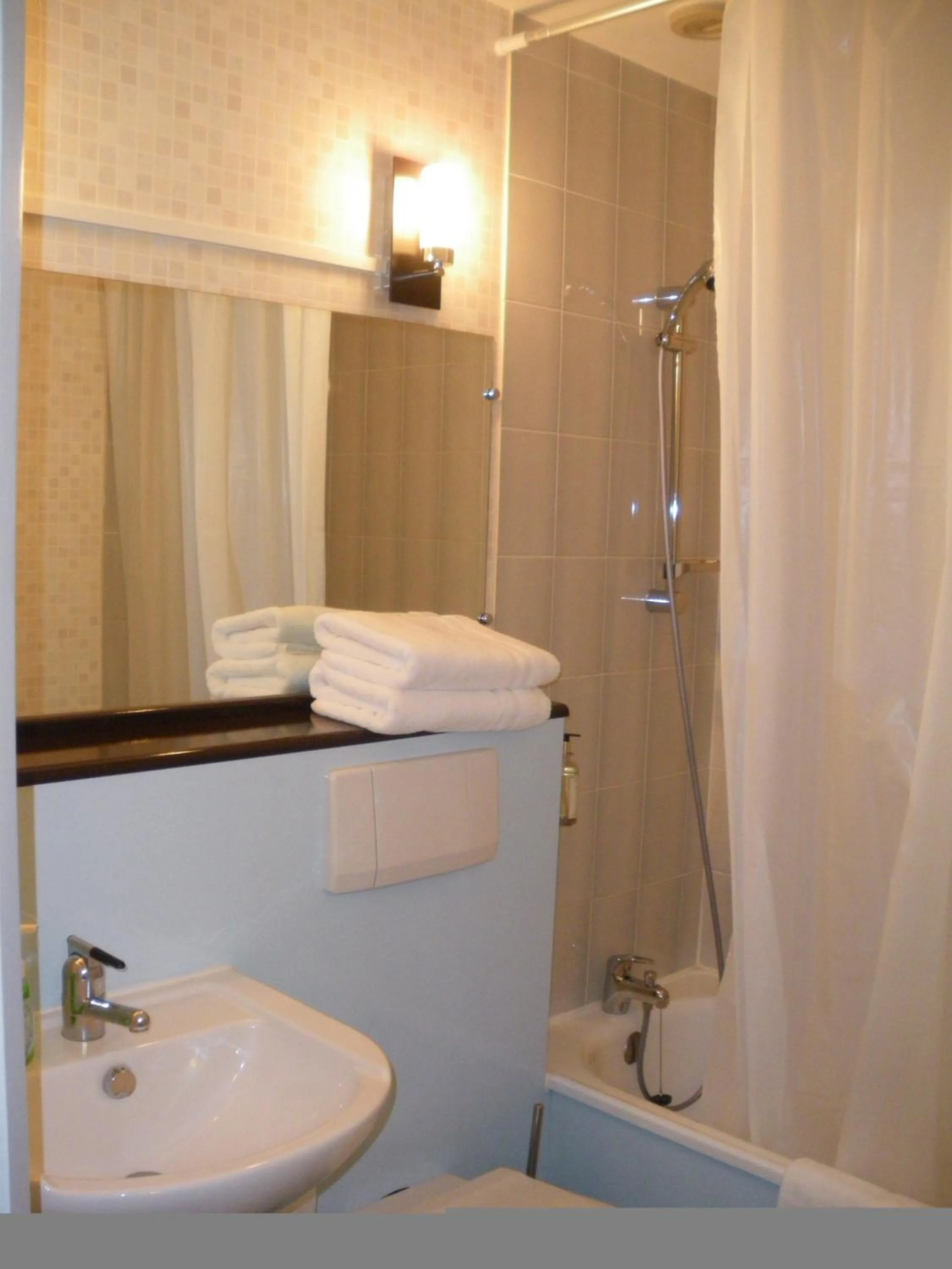 Bathroom in Contact Hôtel Come Inn