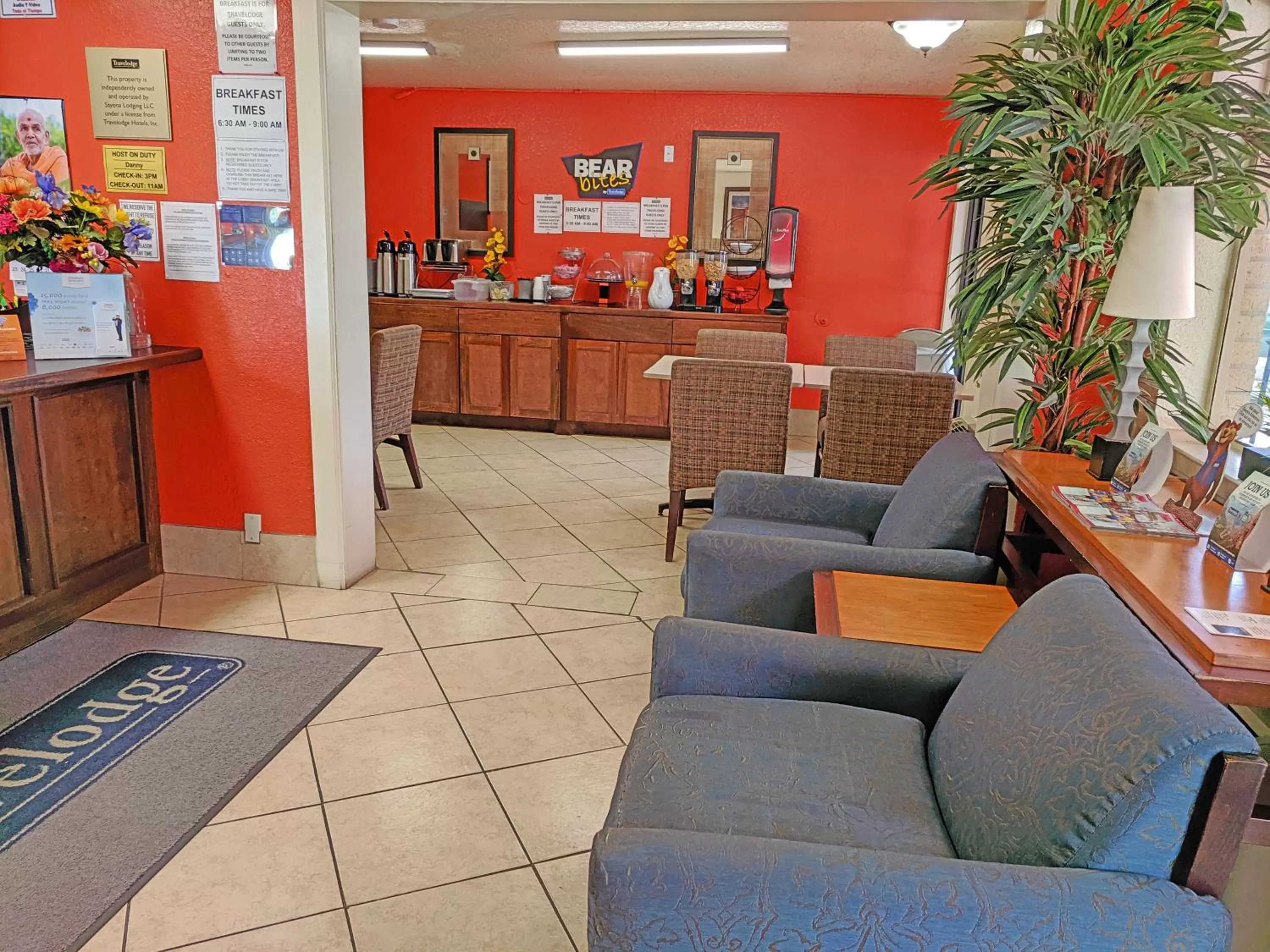 Lobby or reception in Travelodge by Wyndham Houston Hobby Airport