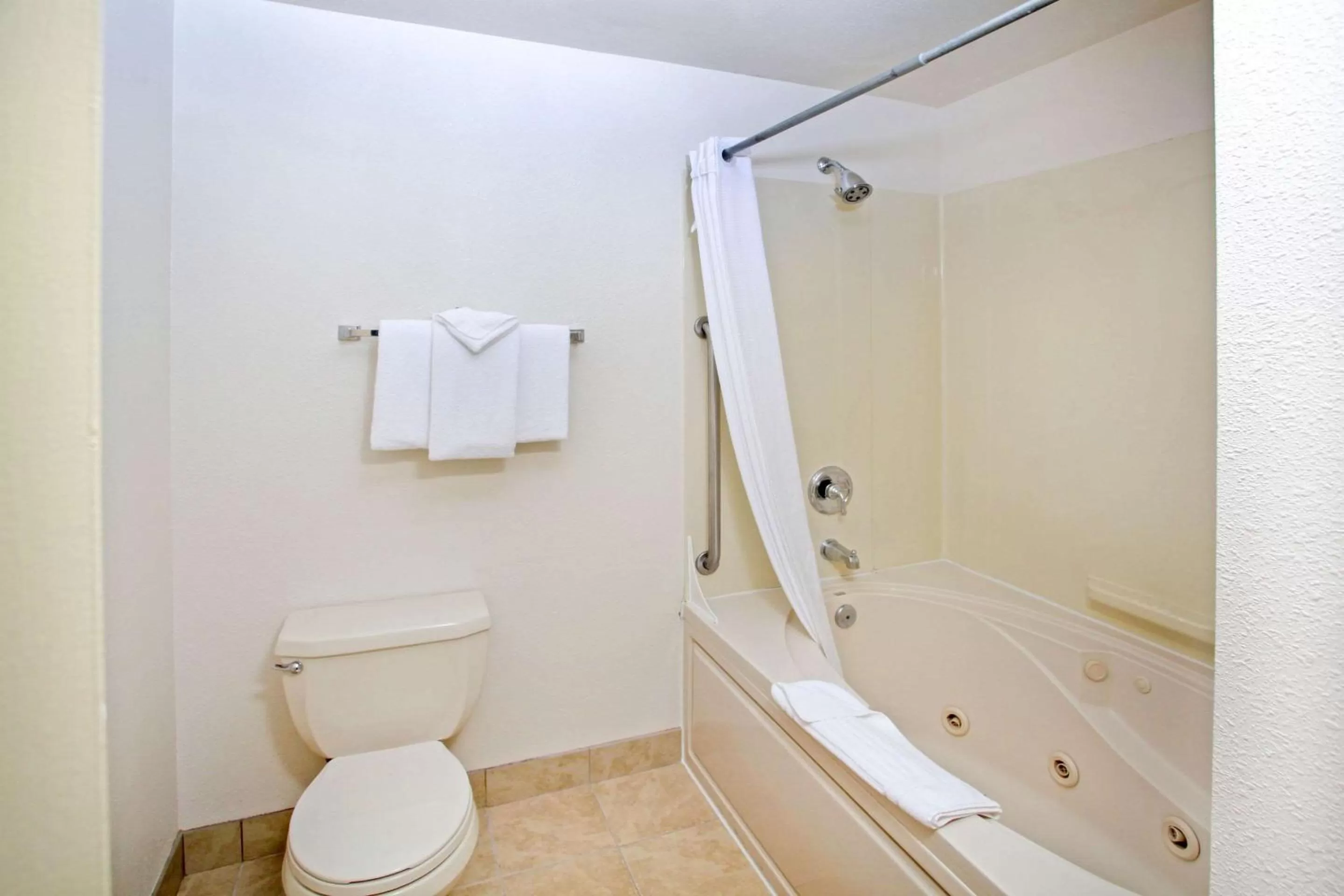 Bedroom in Clarion Inn Surfrider Resort