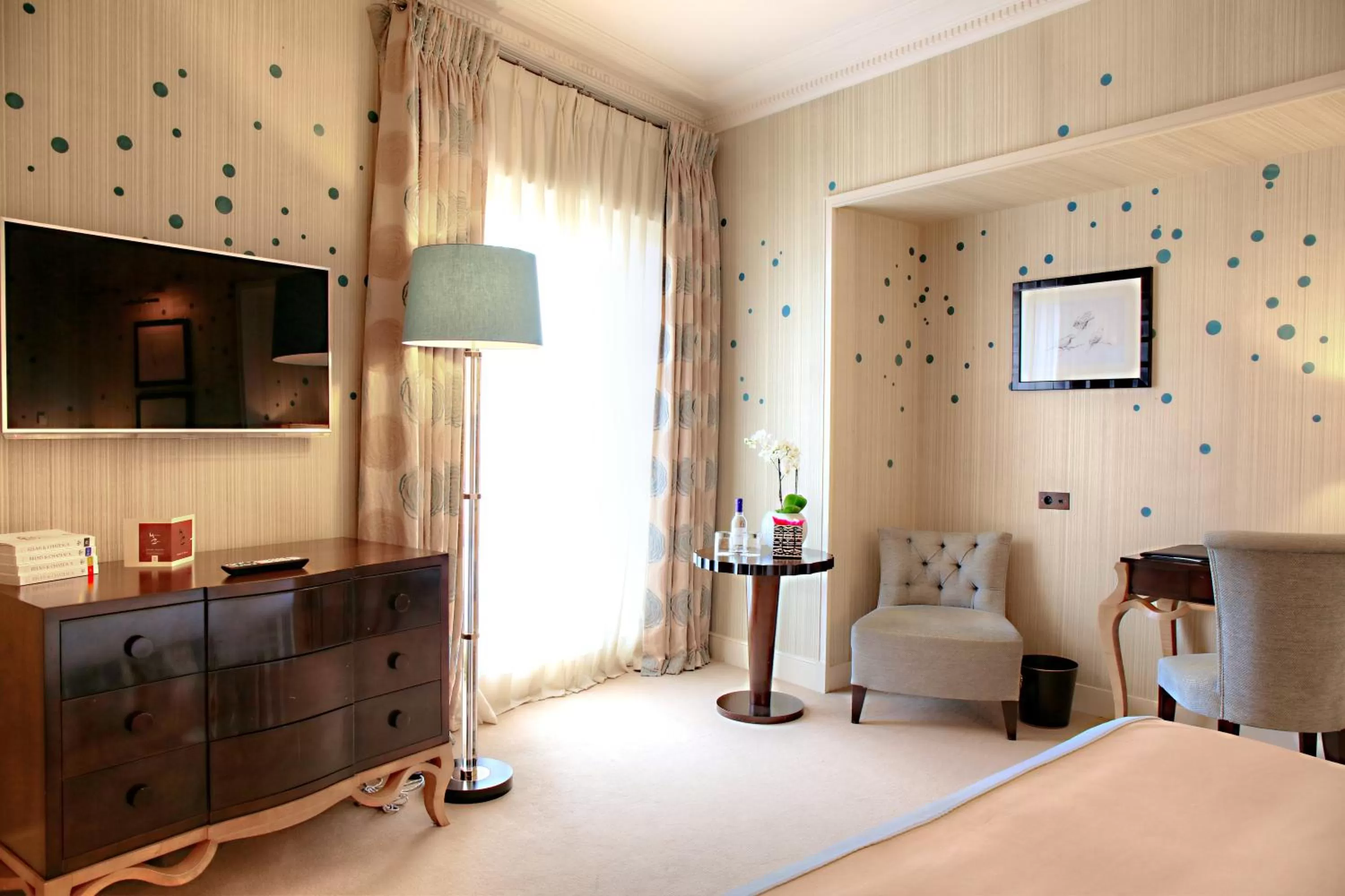 Photo of the whole room, Bed in Hôtel de Pavie