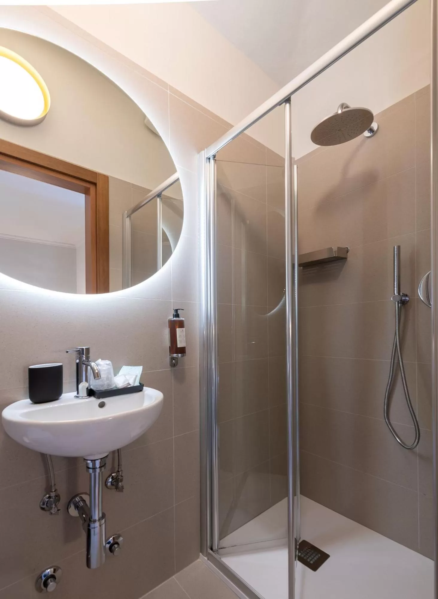 Shower in Hotel Gattapone