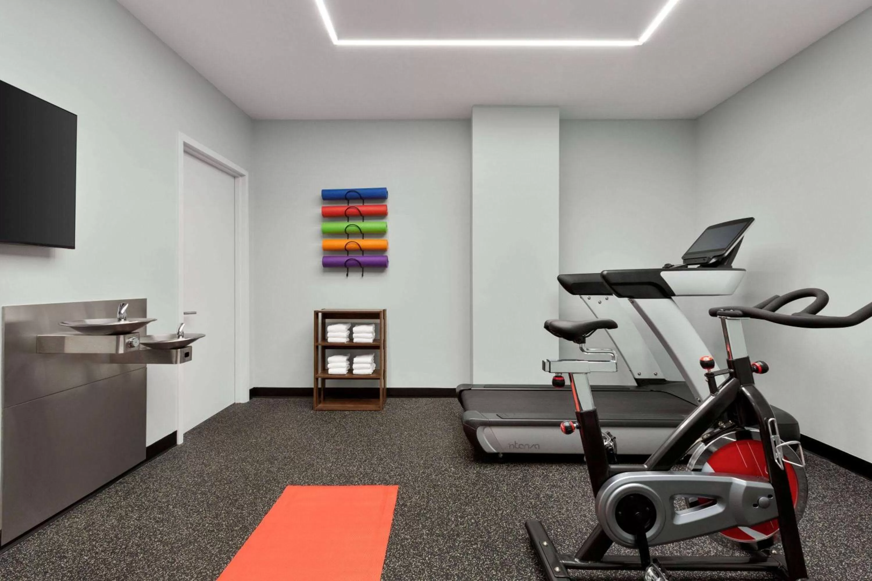 Fitness centre/facilities in Wingate by Wyndham Bronx Haven Park
