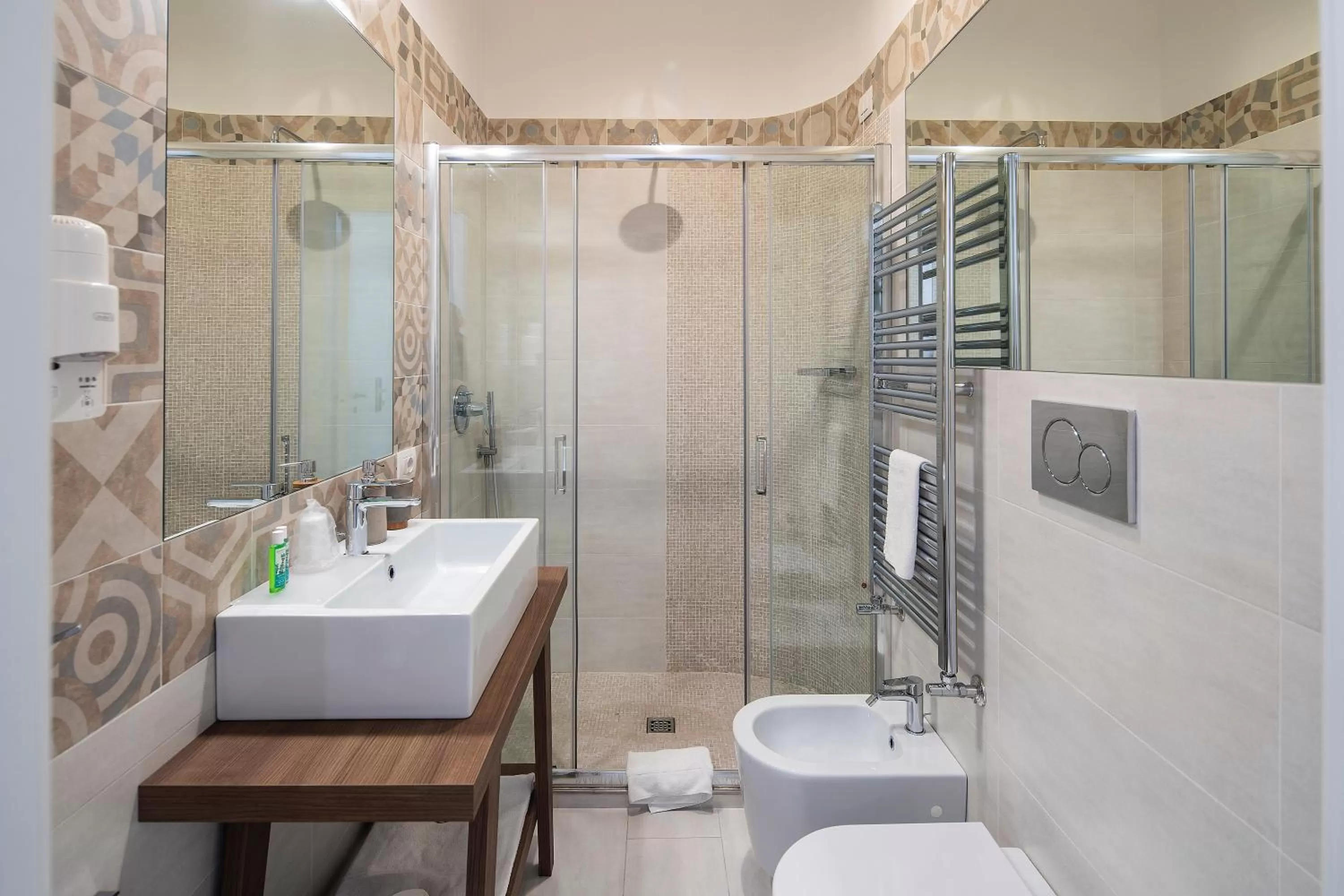 Shower in IstayinToledo Luxury Guest House