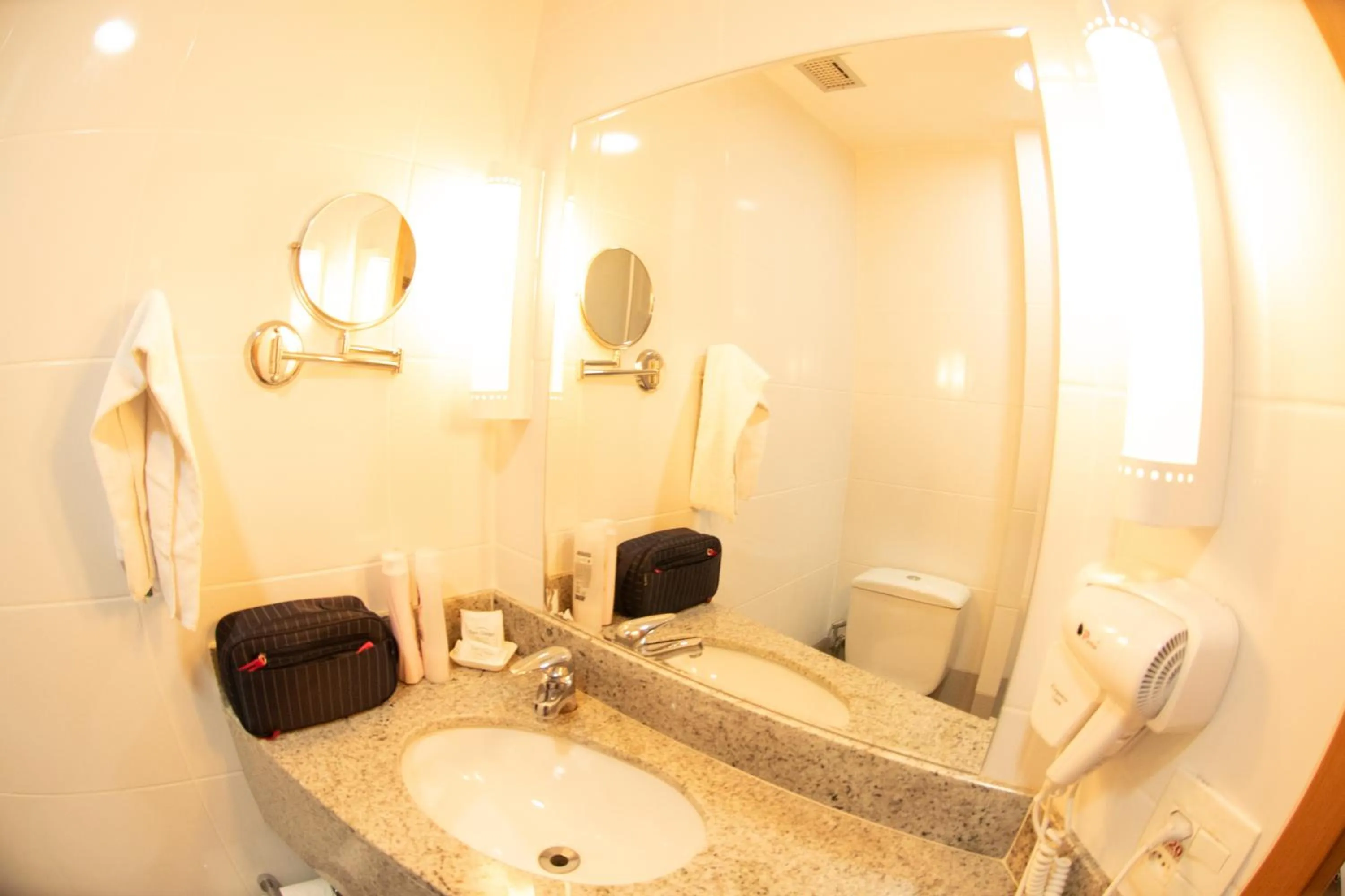 Bathroom in San Diego Express Barro Preto