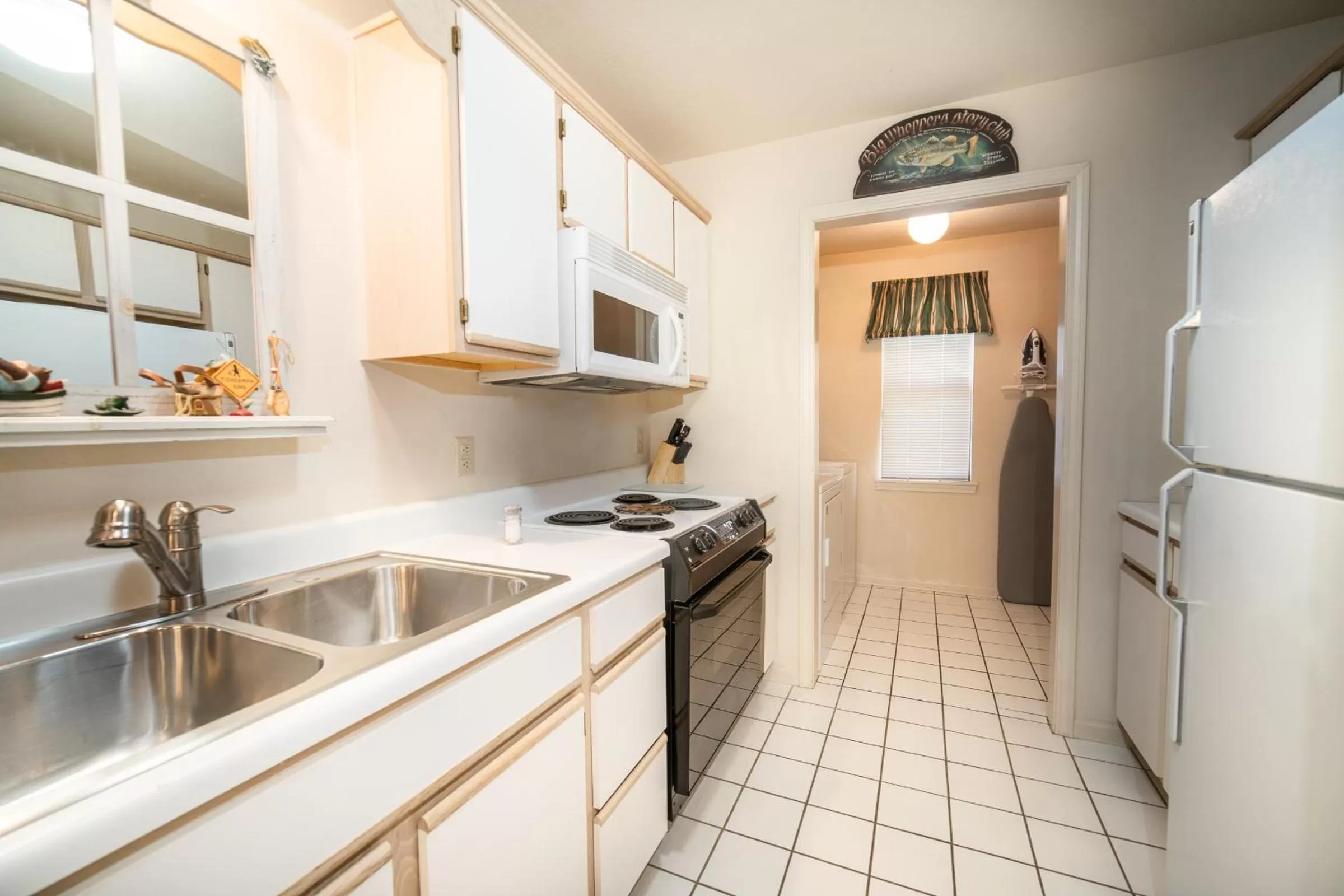 Kitchen or kitchenette in Pointe Royale Golf Resort