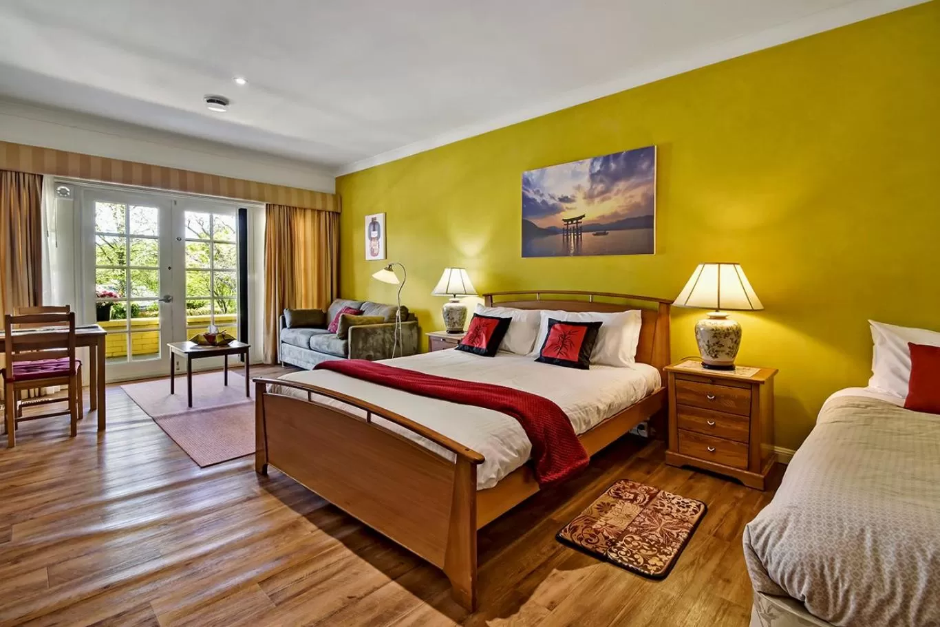 Photo of the whole room, Bed in Bundanoon Lodge