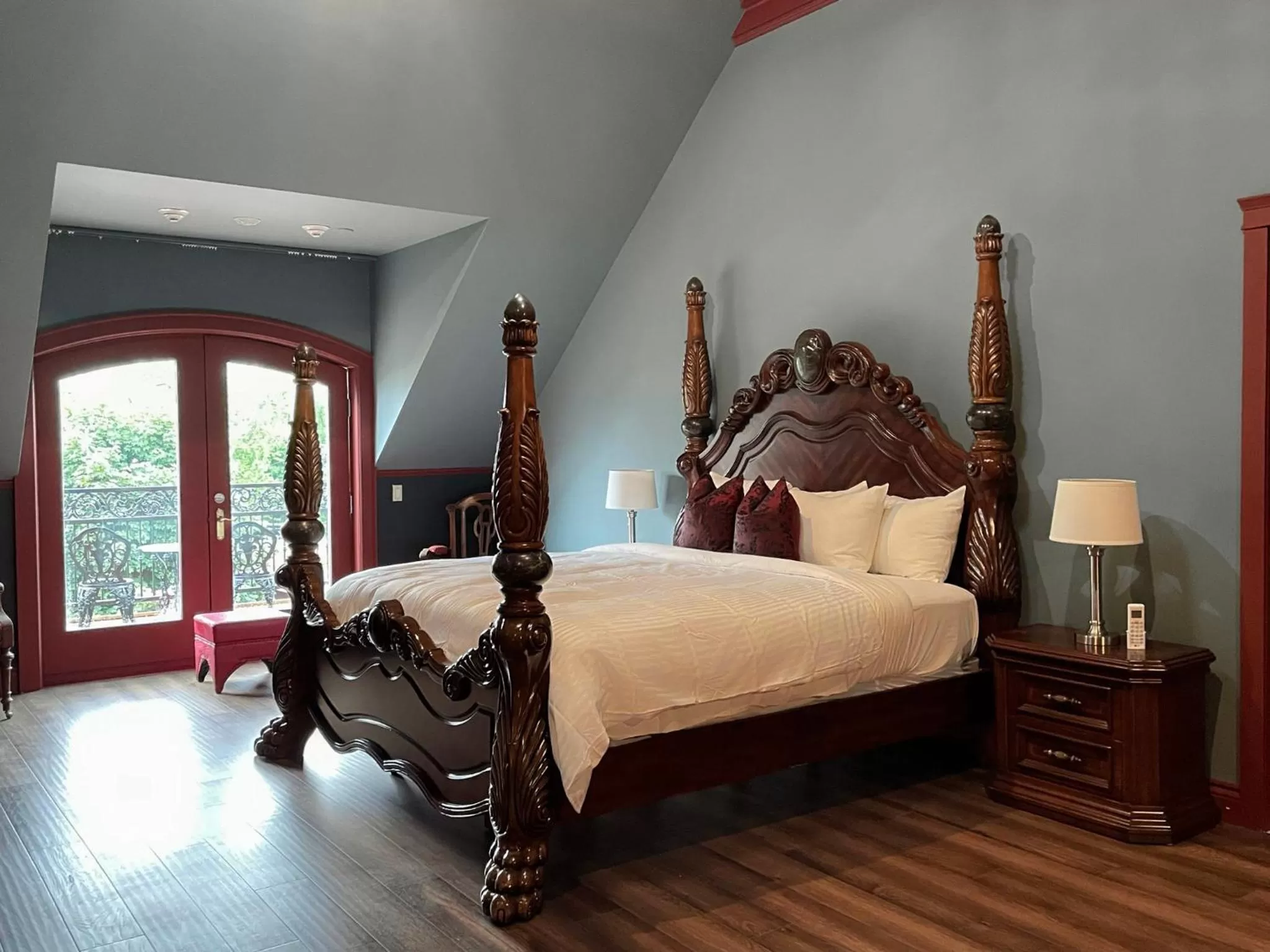 King Room with Balcony in Niagara Grandview Boutique Hotel