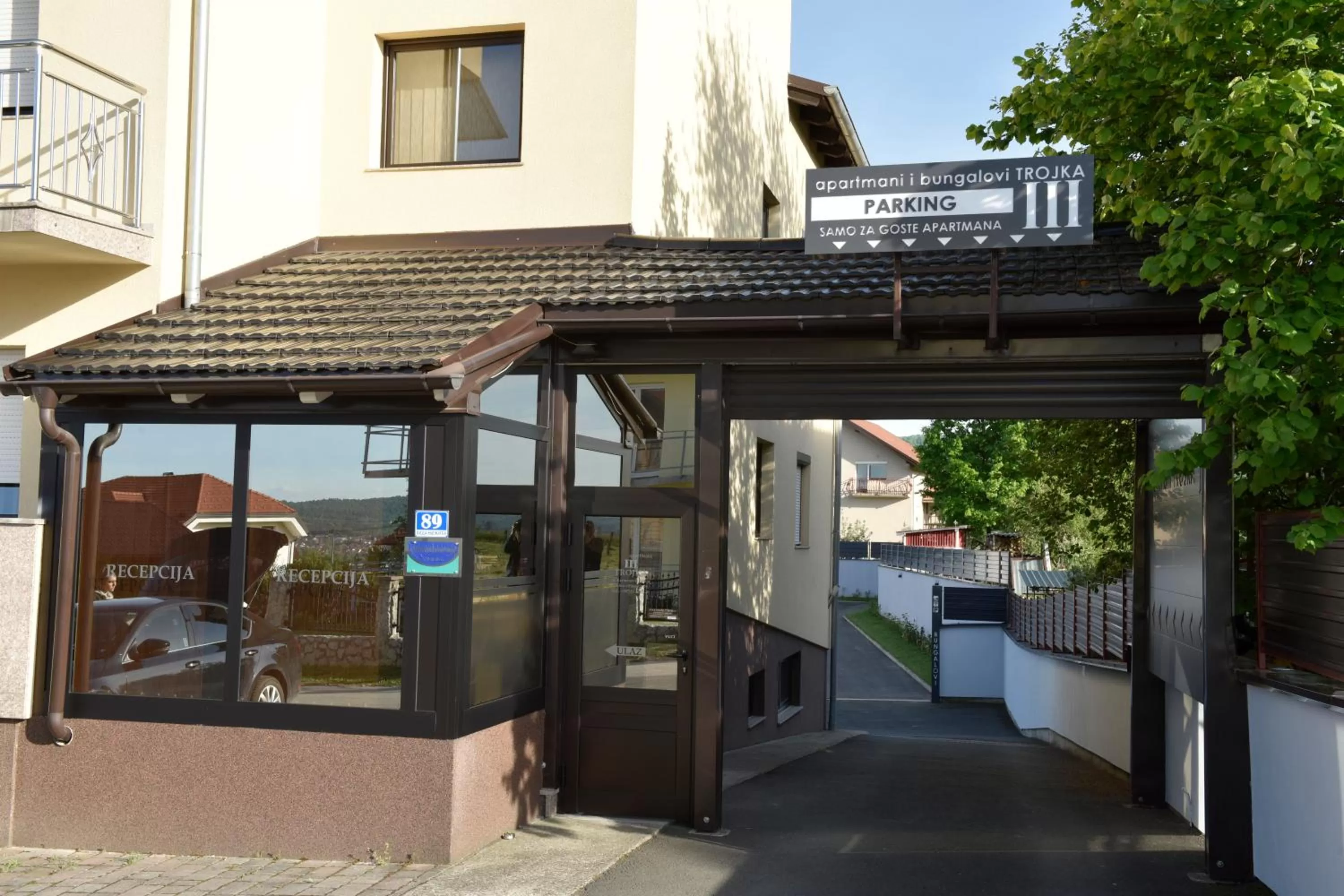 Lobby or reception in Apartmani i Bungalovi TROJKA