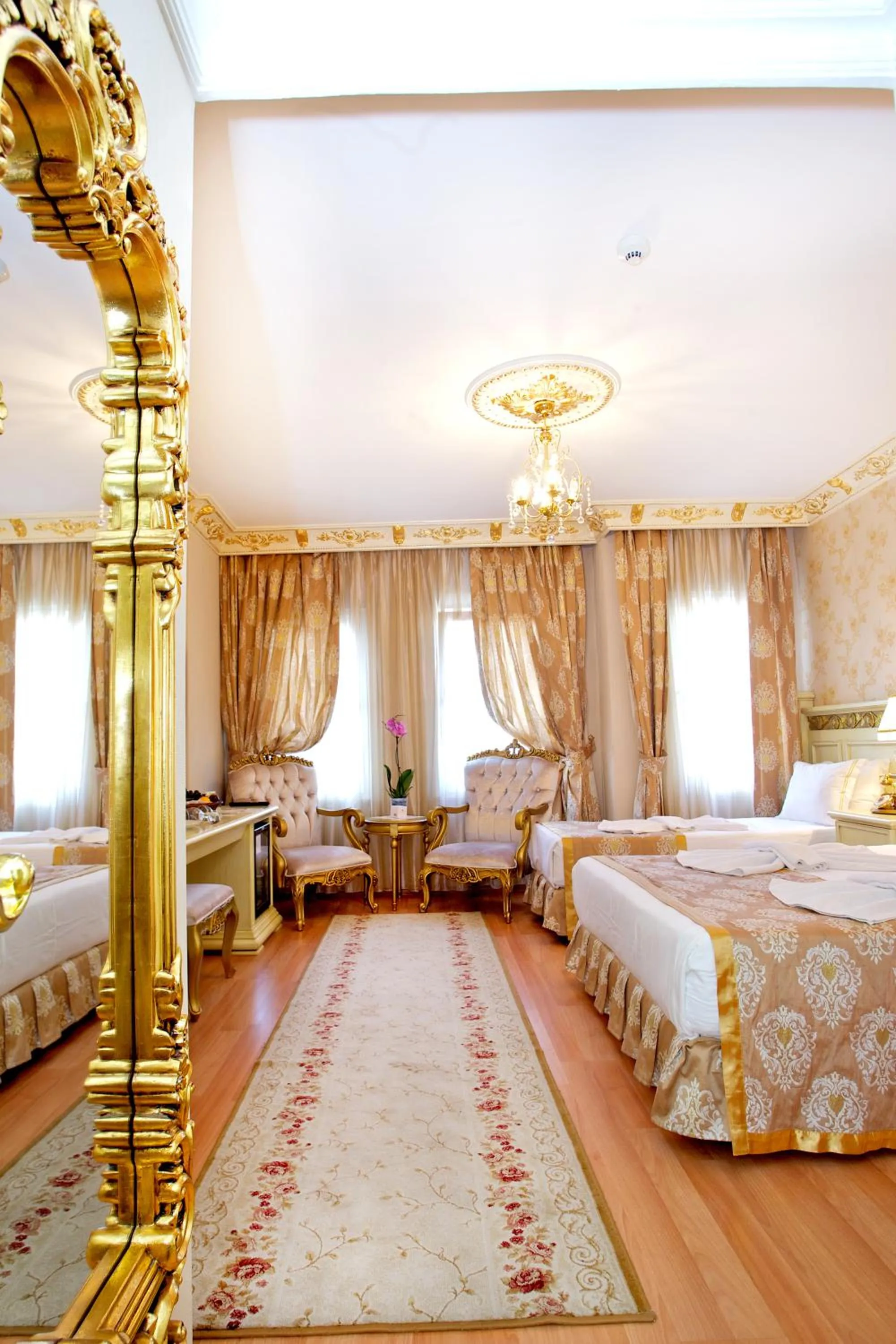 Photo of the whole room, Bed in White House Hotel Istanbul