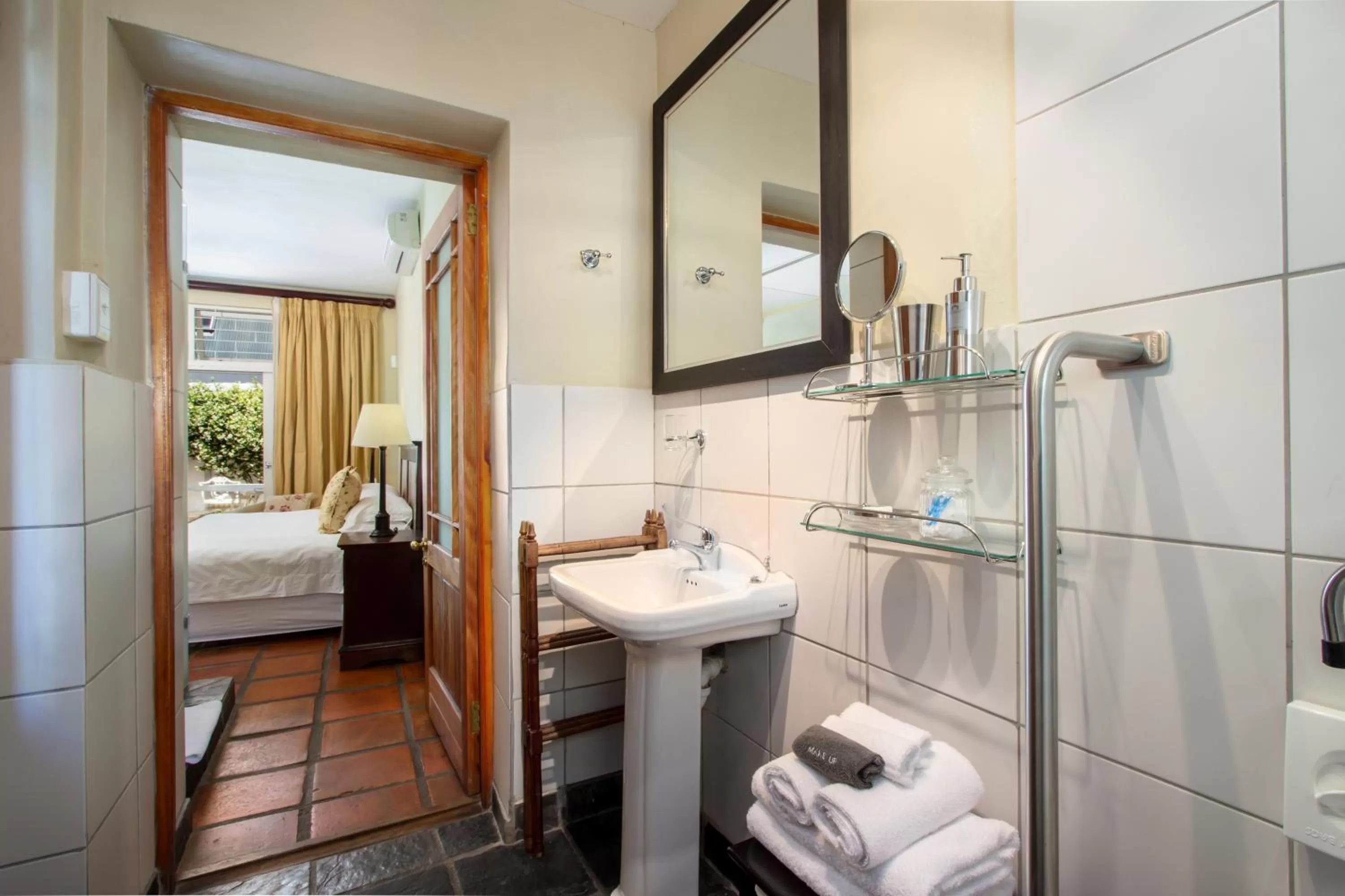 Bathroom, Bed in De Hoek Manor