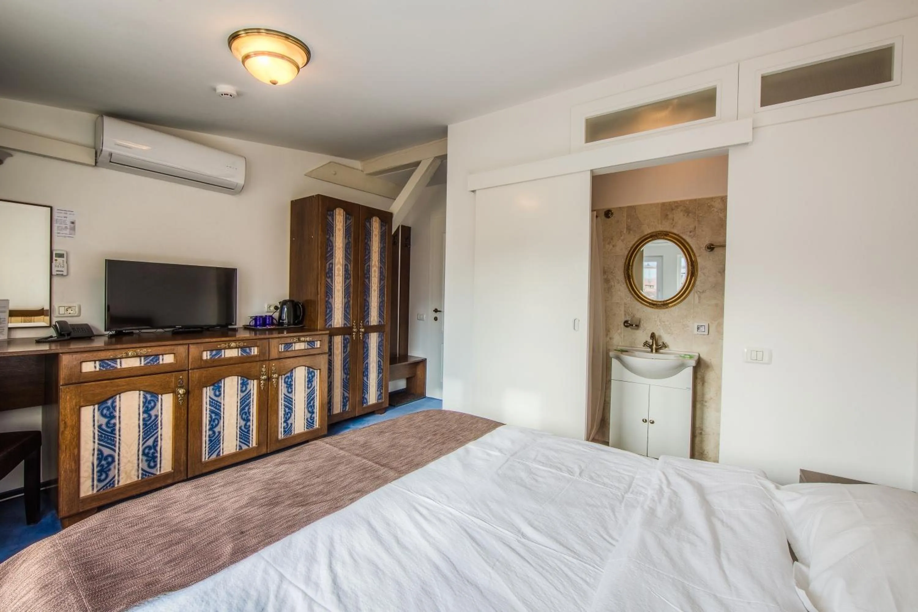 Photo of the whole room, Bed in Residence Central Annapolis