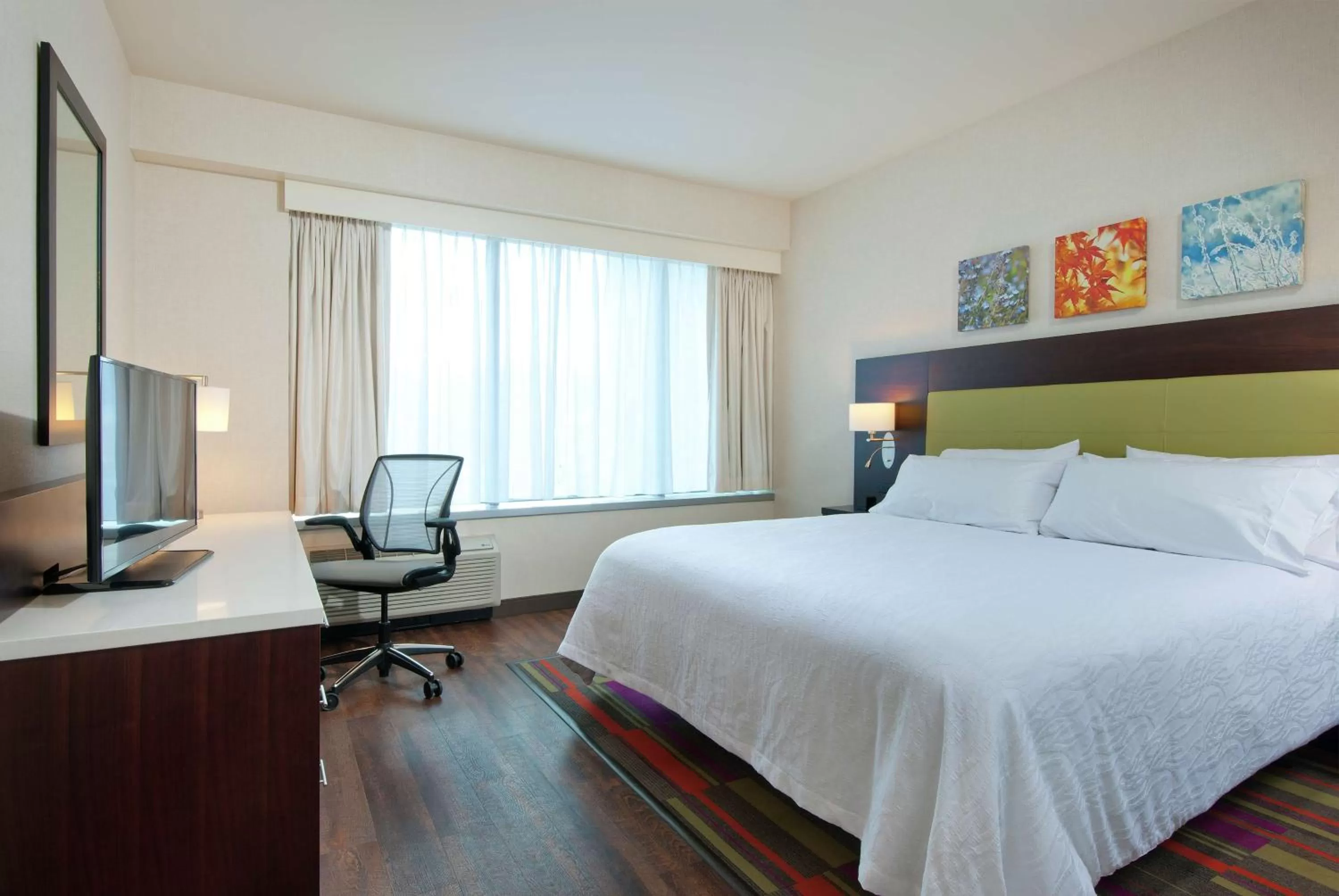 Bedroom, Bed in Hilton Garden Inn Pittsburgh Downtown