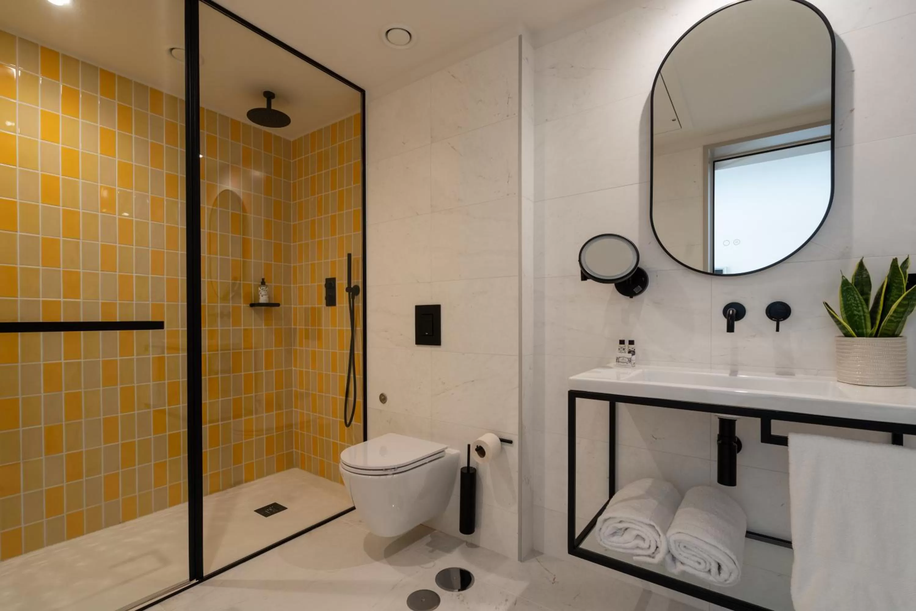 Shower in The Editory Garden Porto Hotel