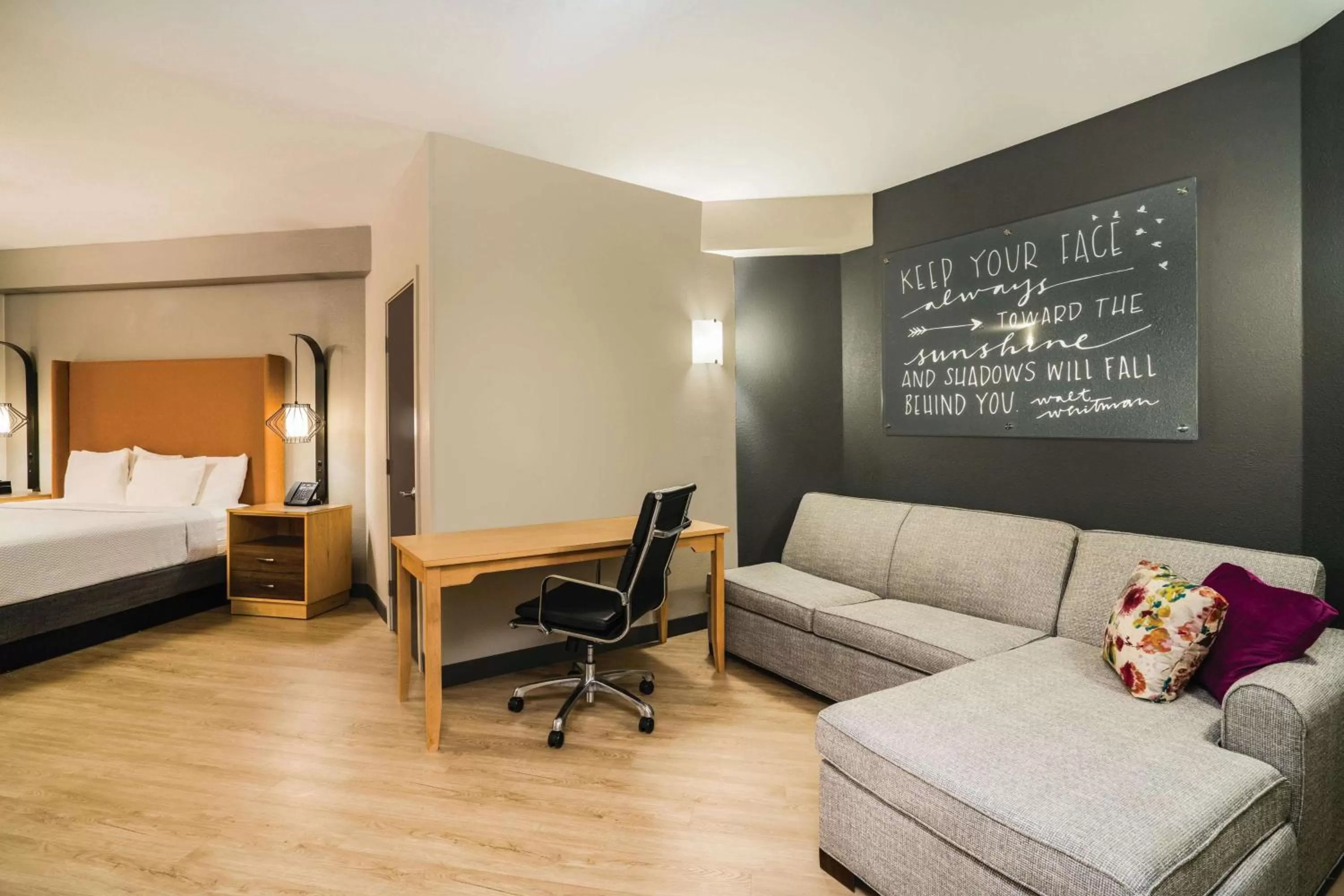 Photo of the whole room, Bed in La Quinta by Wyndham Chattanooga-Hamilton Place